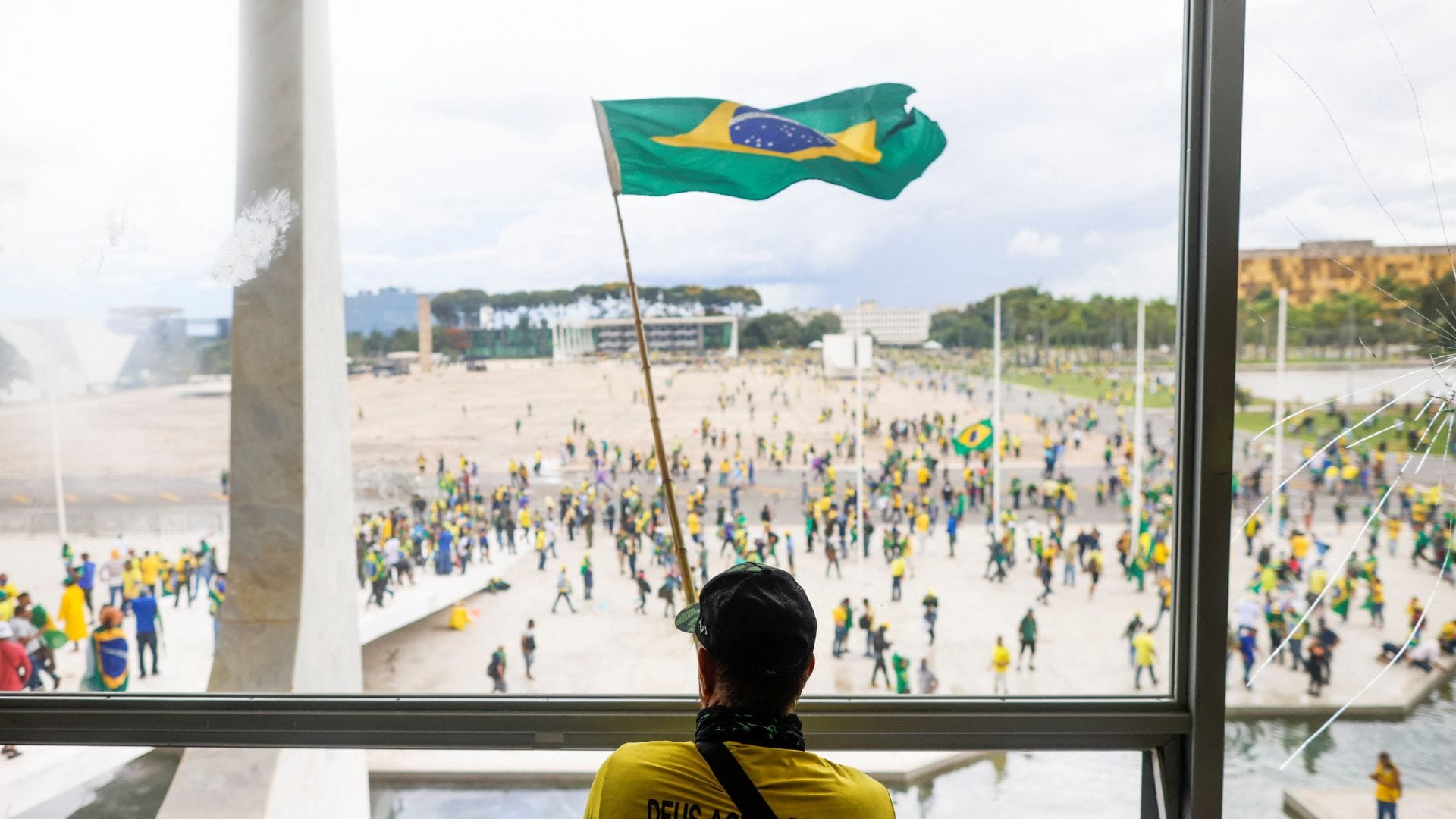 “Bolsonaristas” invaden sedes de poder en Brasil: Presidente Boric lo califica como “impresentable”