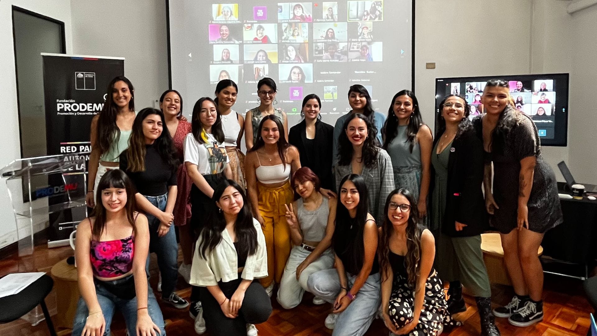Mujeres chilenas referentes en la ciencia internacional realizan conversatorio para visibilizar su rol
