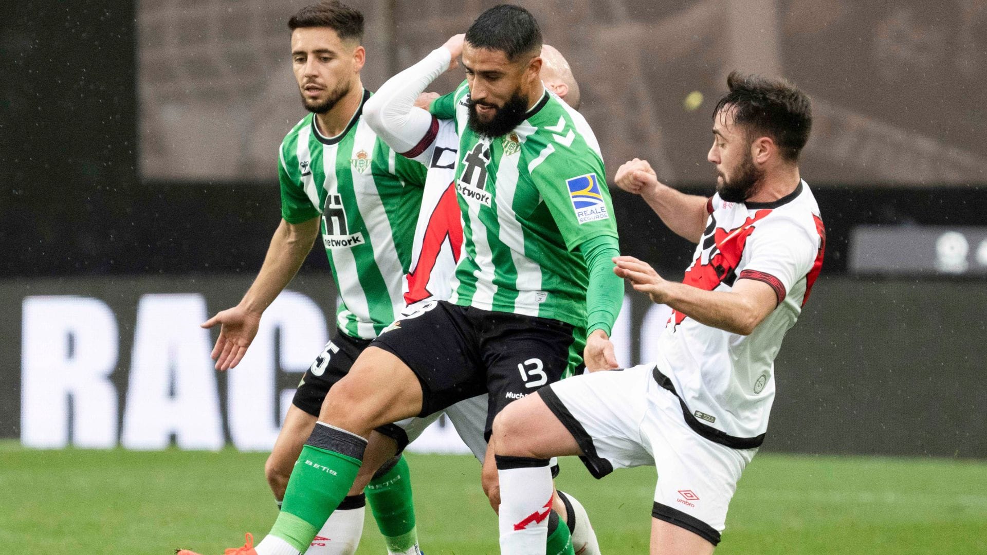 El Betis logra una difícil victoria como visitante