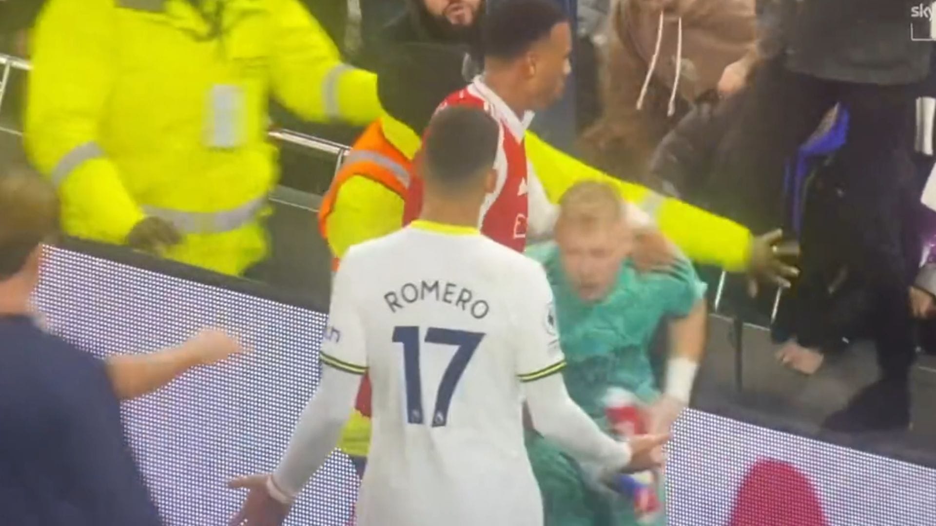 Polémica en el clásico de Londres: Hincha del Tottenham patea al arquero del Arsenal
