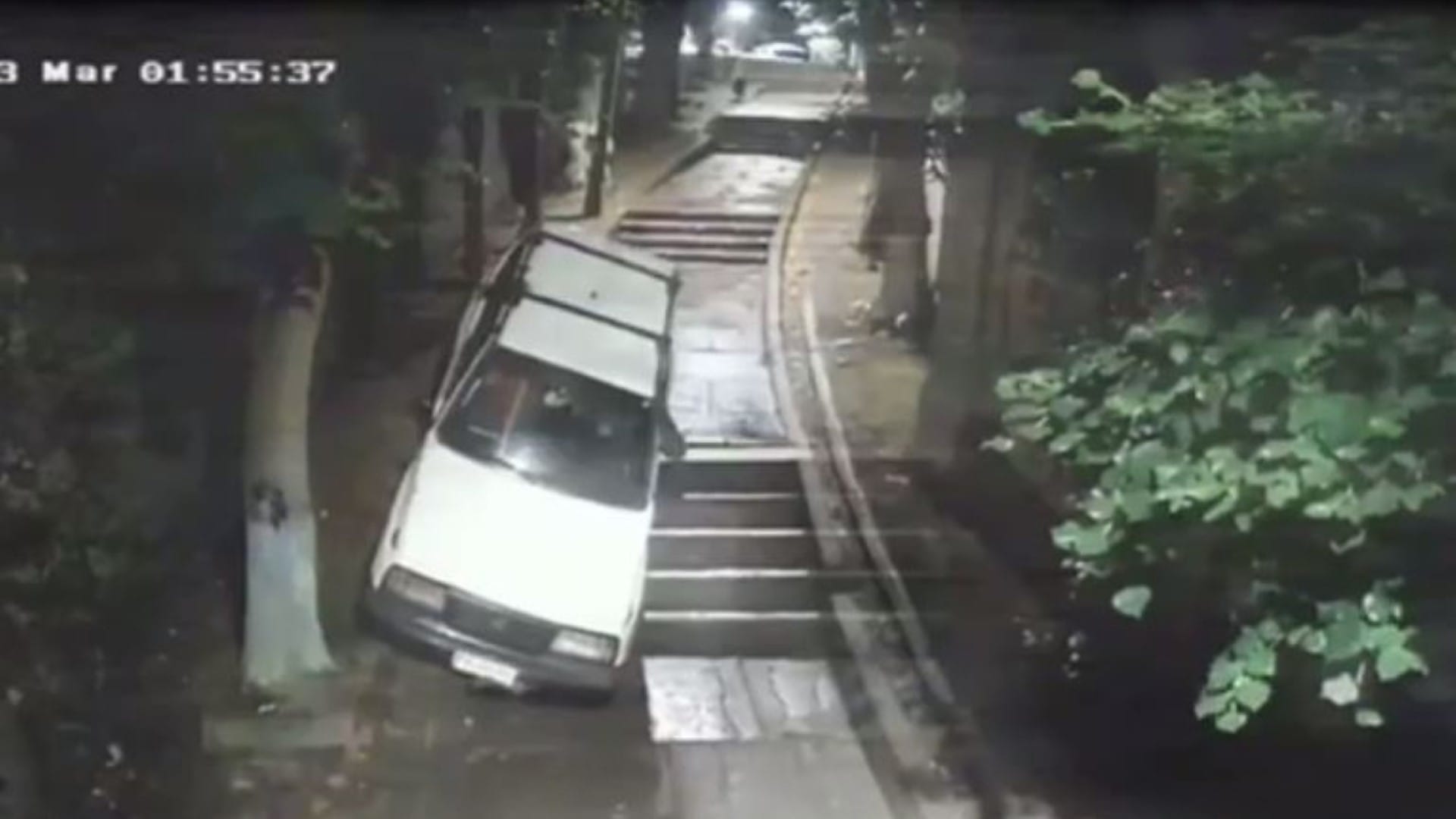 Captan vehículo “jeepeando” por escalera patrimonial que buscan reconstruir en Lota
