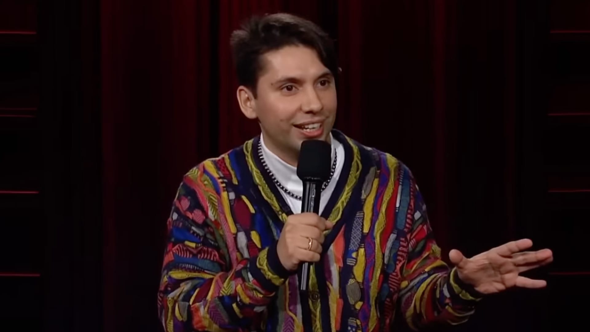 Bromeó sobre el Presidente Boric y los americanos: Fabrizio Copano debutó en late show de James Corden