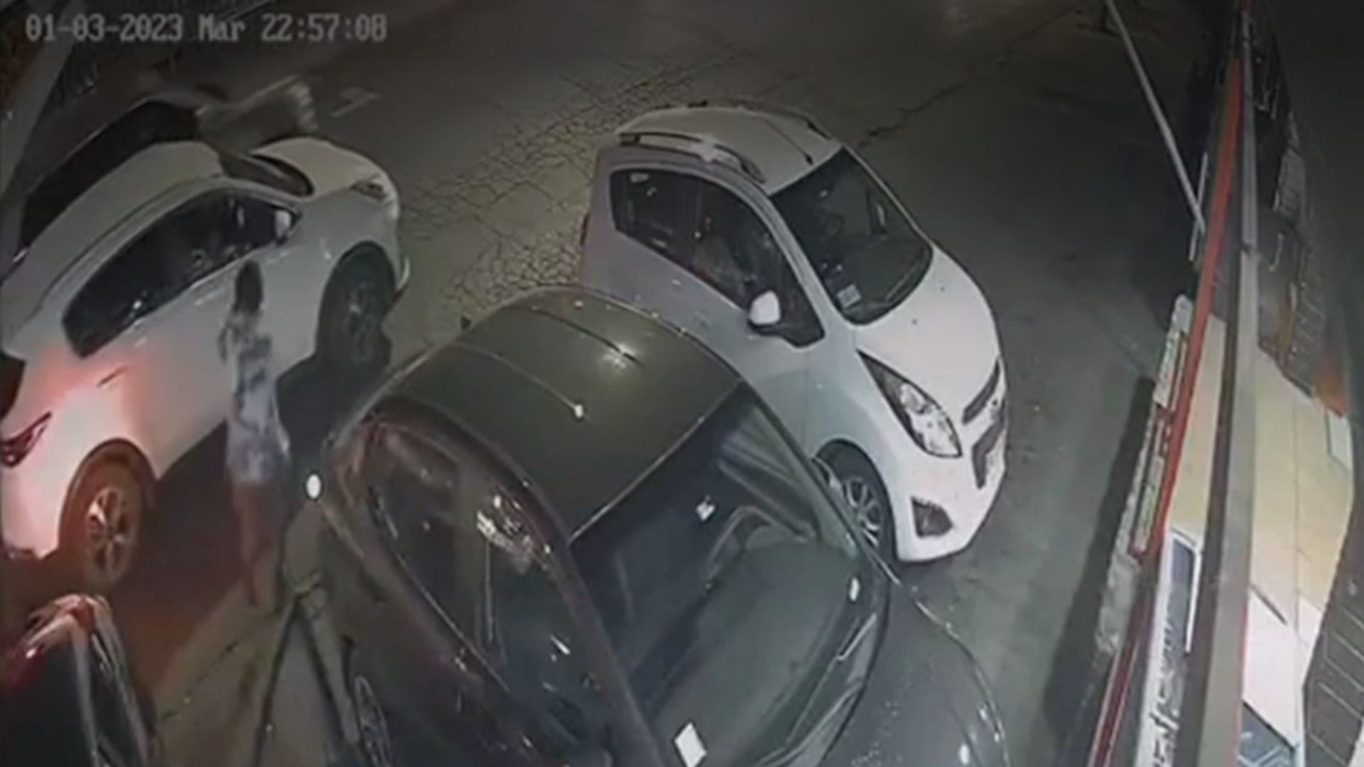 Carabinero de civil disparó a sujetos que intentaron robar su auto: Delincuente está en riesgo vital