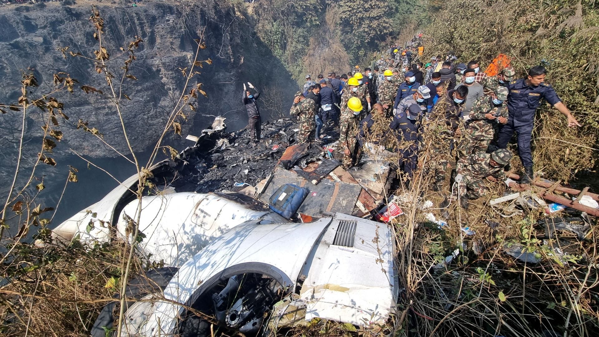 Al menos 68 personas murieron en grave accidente aéreo: Avión se estrelló en sector montañoso de Nepal