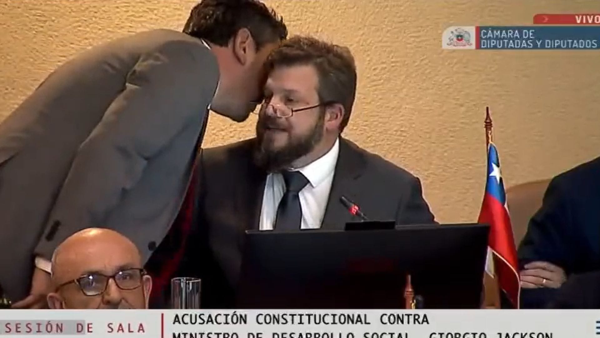 “¡Estoy haciendo el Naranjo, hue…!”: Micrófono abierto revela exabrupto del diputado Johannes Kaiser