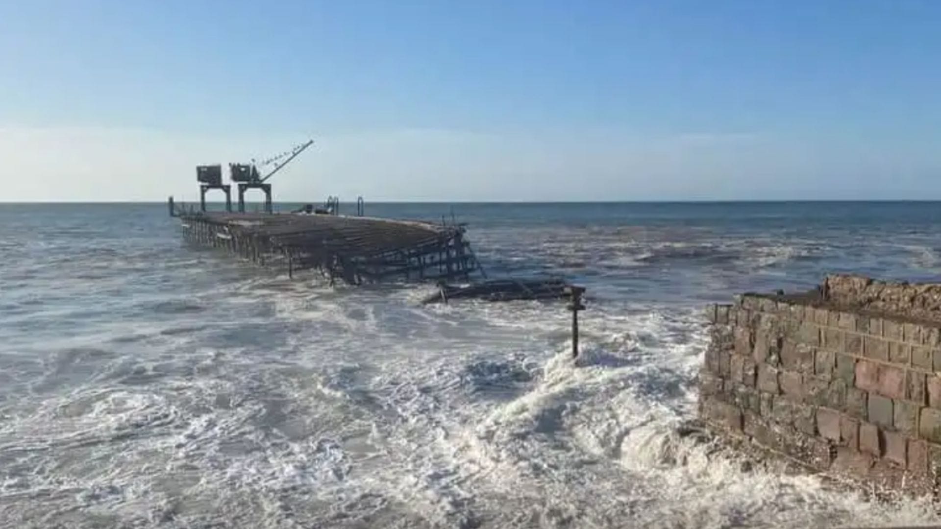 Es monumento nacional: Fuertes marejadas destruyen el histórico muelle salitrero de Taltal