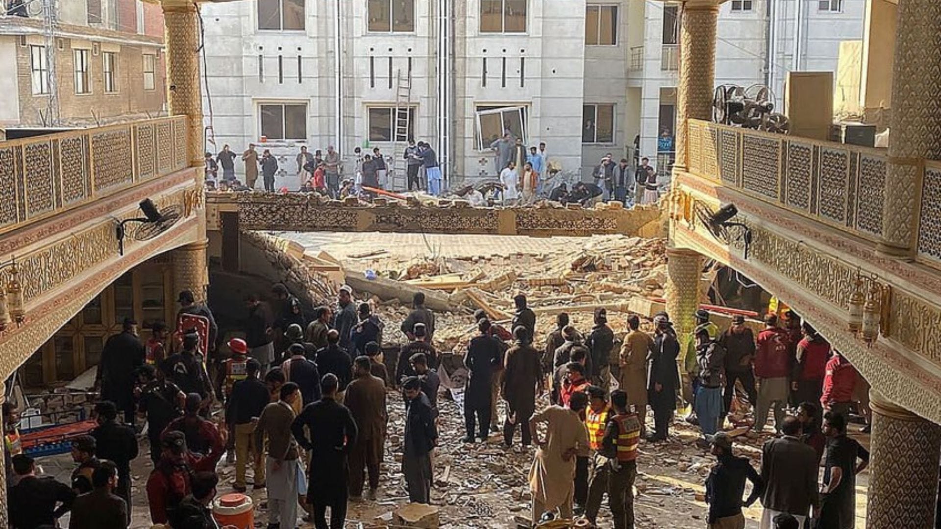 Atentado en una mezquita deja al menos 32 muertos y 150 heridos en Pakistán