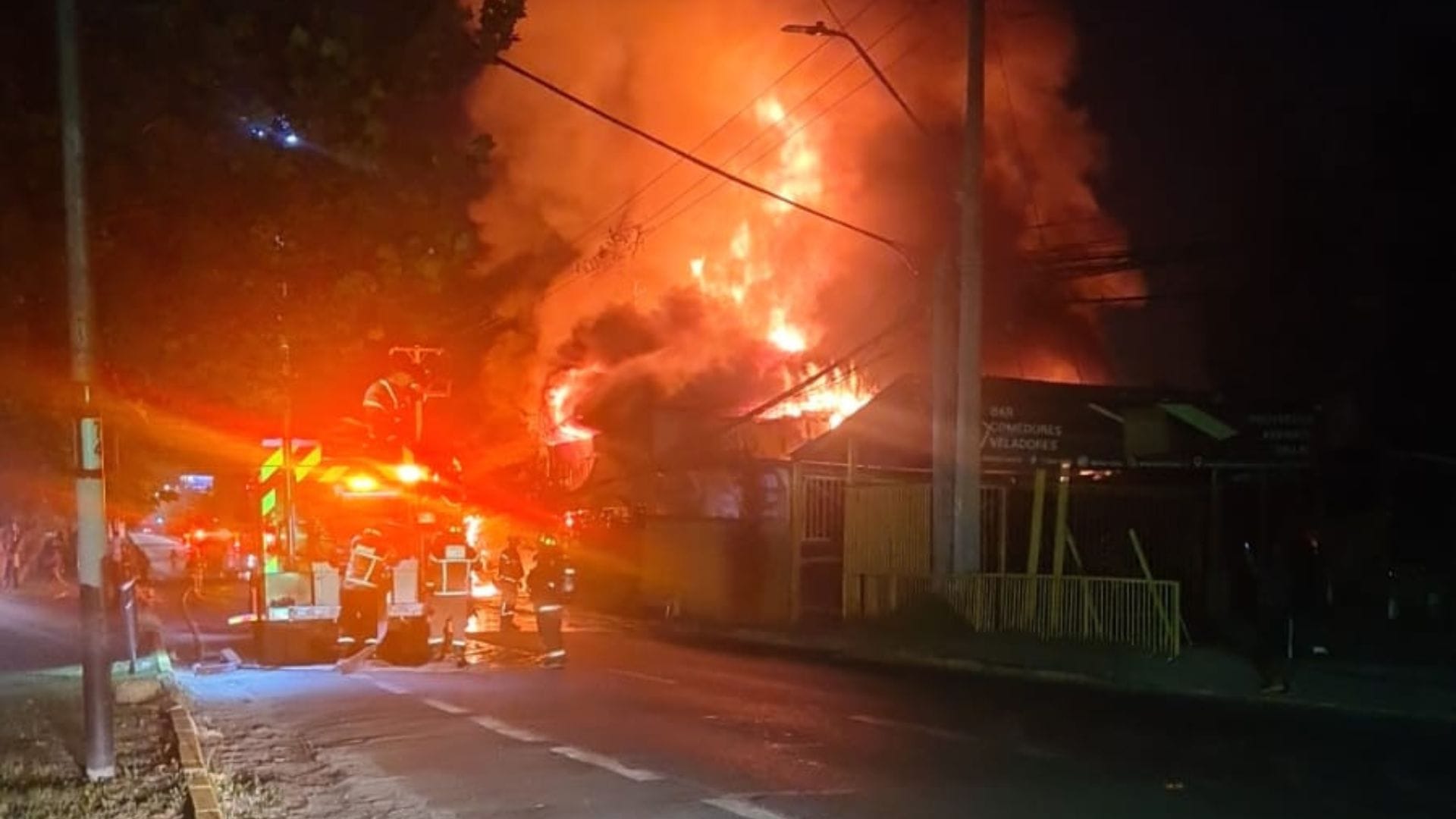 Conductor chocó contra mueblería y provocó un incendio: Fuego afectó a cuatro locales comerciales en Puente Alto
