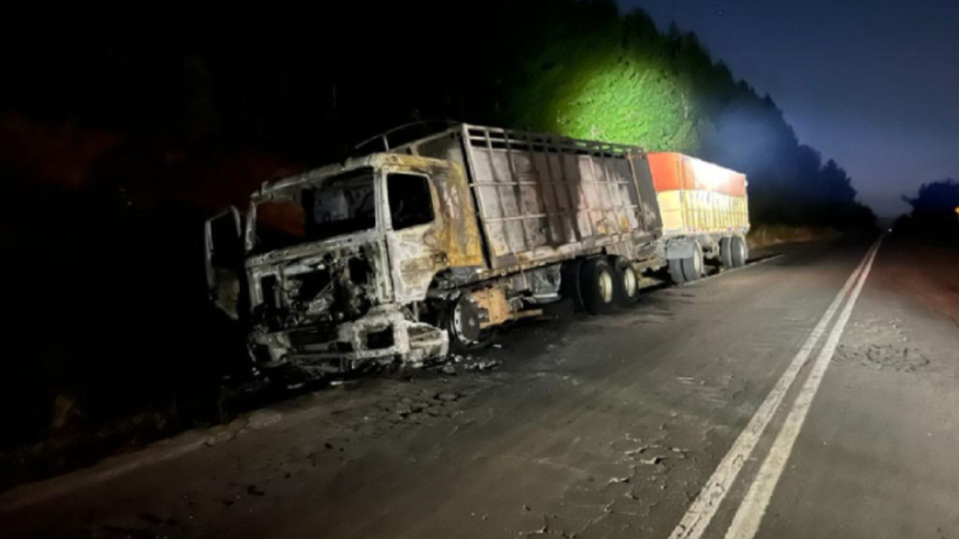 Reportan que encapuchados armados quemaron un camión cargado de trigo en La Araucanía