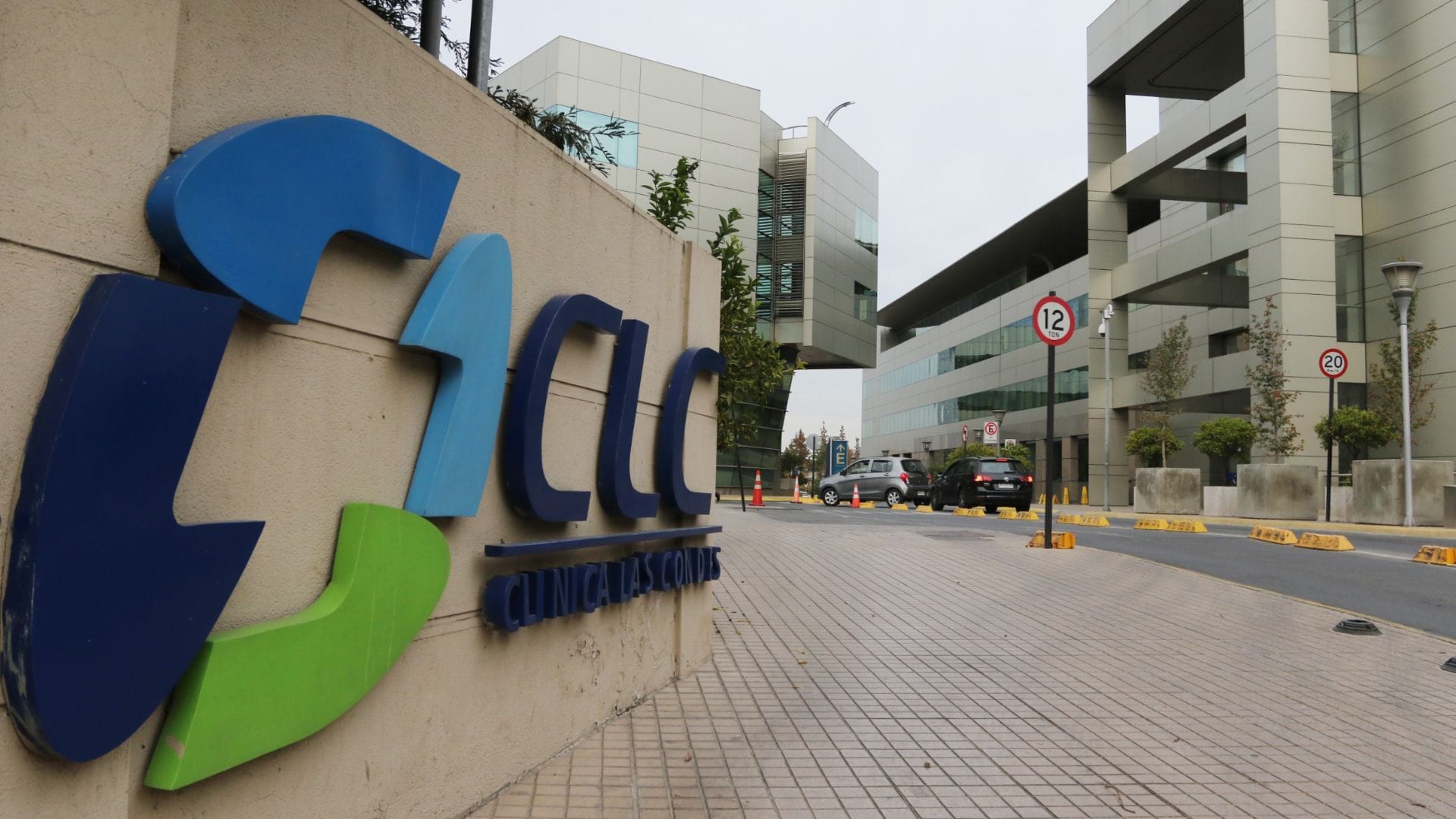Allanan dependencias de la Clínica Las Condes tras querella presentada por médicos