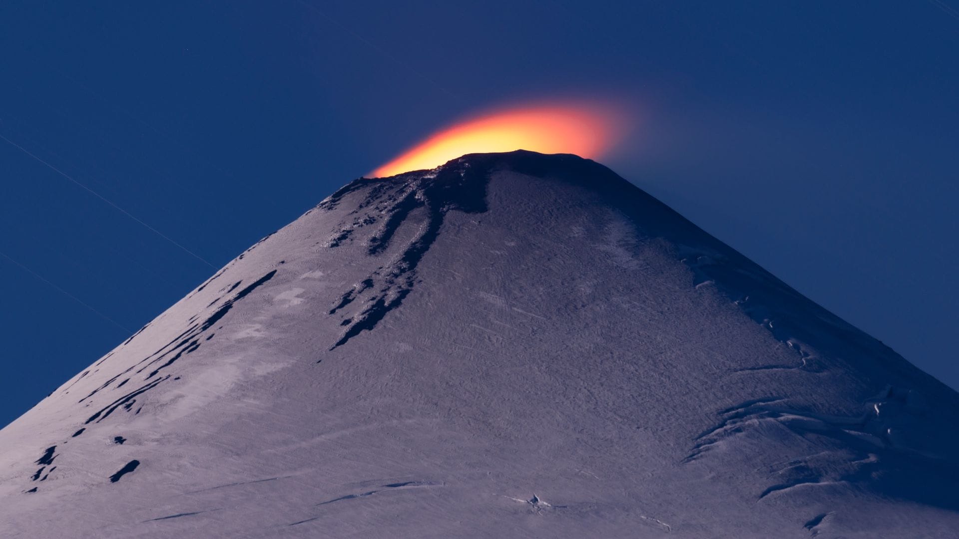 Alerta en Volcán Villarrica: Amplían perímetro de seguridad en torno al cráter por aumento de actividad