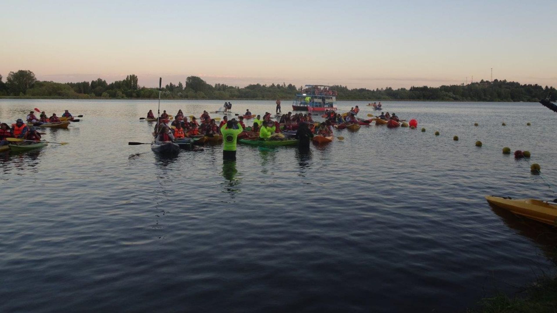 Quillón: Regata nocturna convocó a más de mil personas en la Laguna Avendaño