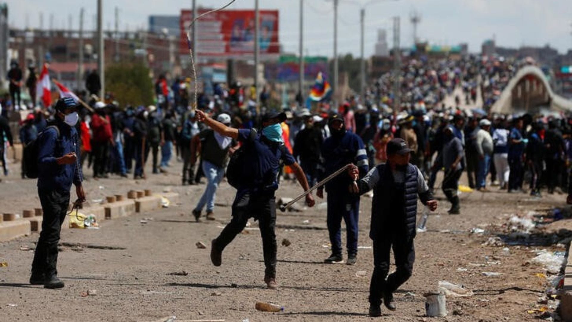 Toque de queda en Perú tras violenta jornada de protestas que dejó 18 muertos