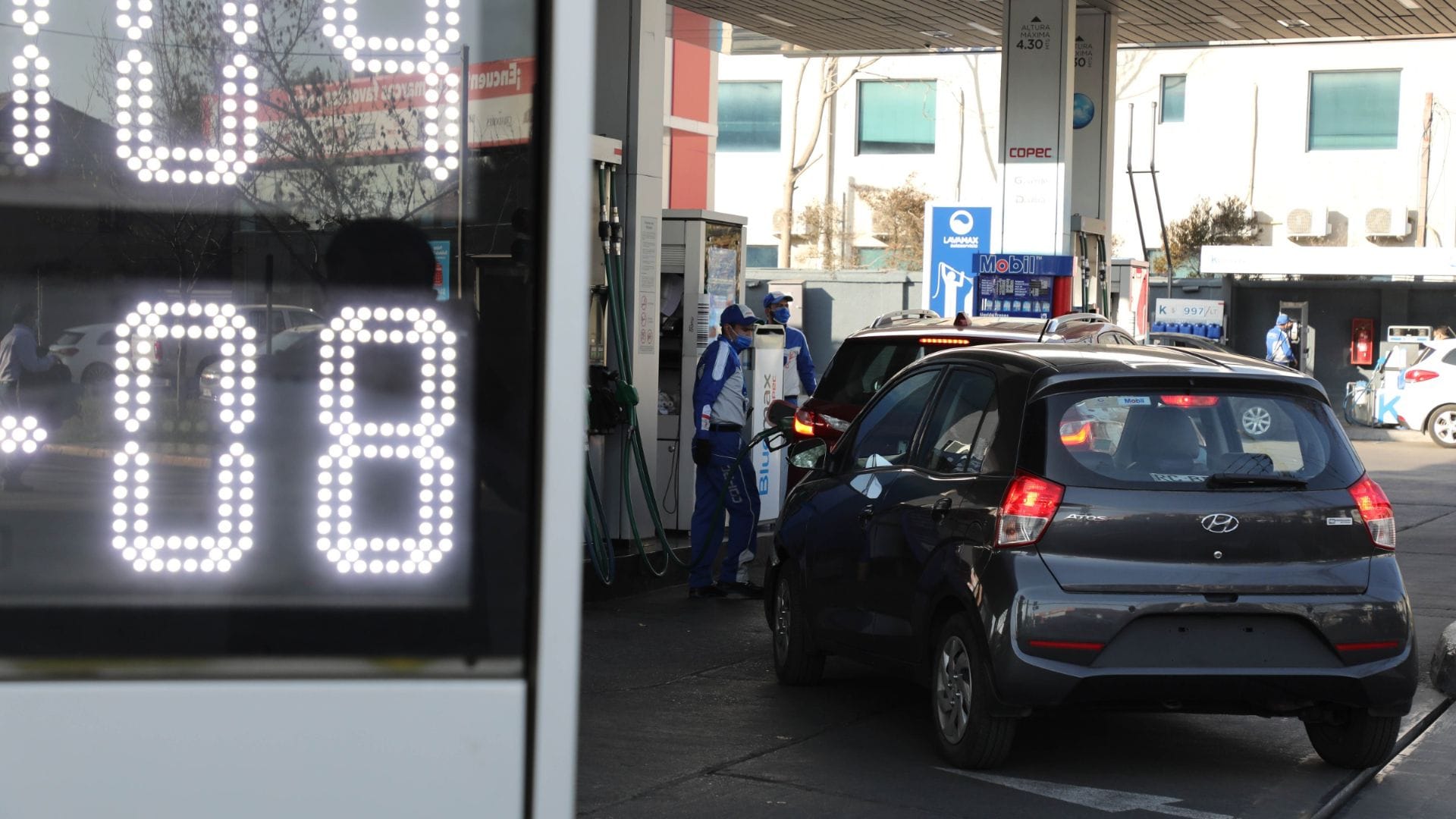 Precio de las bencinas vuelve a bajar este jueves: Informan nueva caída en valor de combustibles
