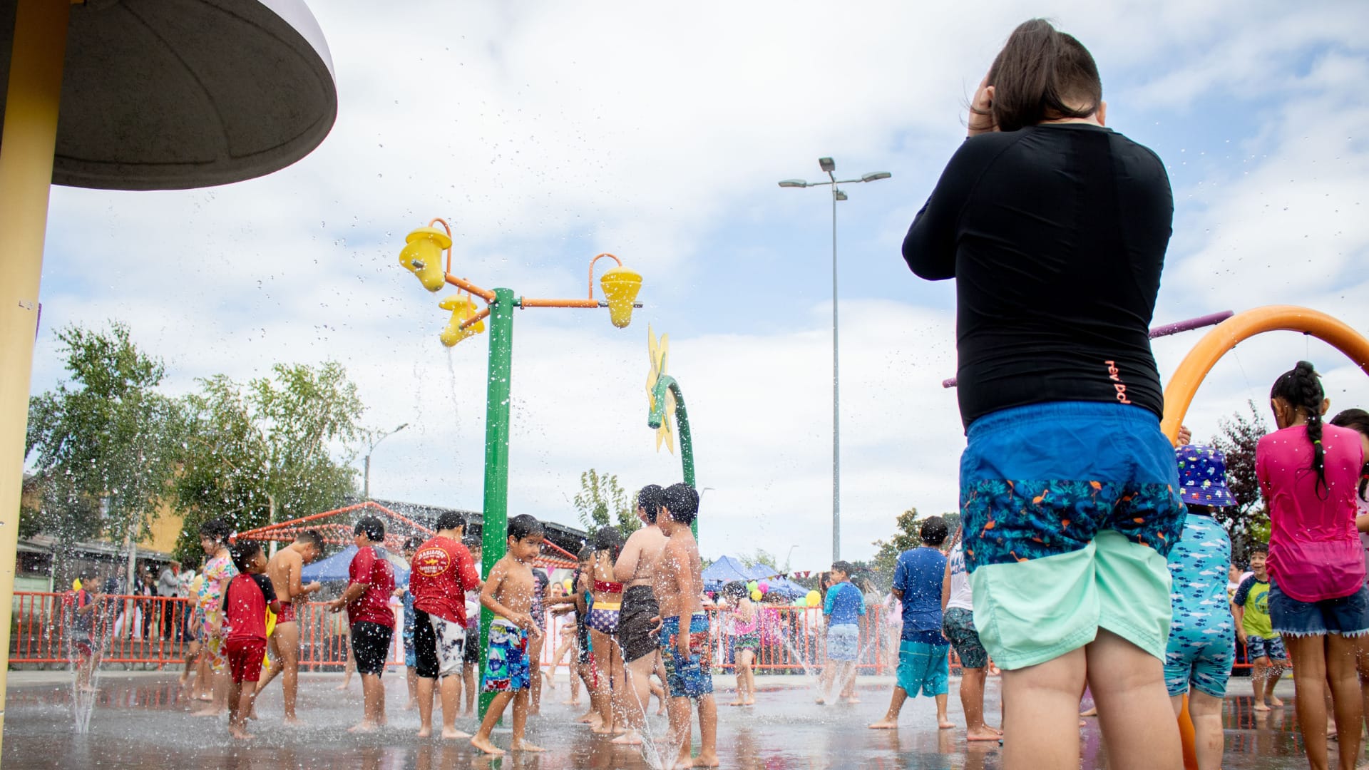 Inauguran temporada de verano con juegos de agua en Chiguayante