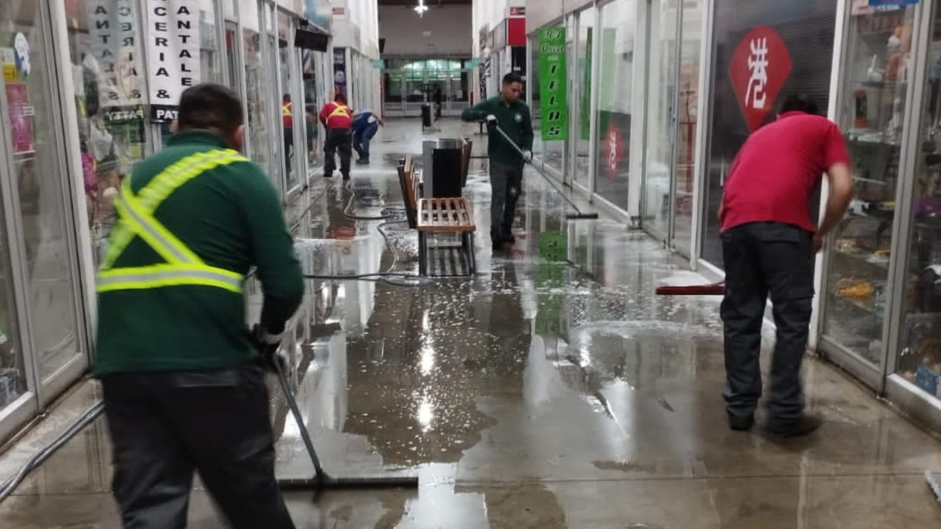 Por 4 noches seguidas el Centro Comercial 21 de Mayo realizó intenso operativo de limpieza