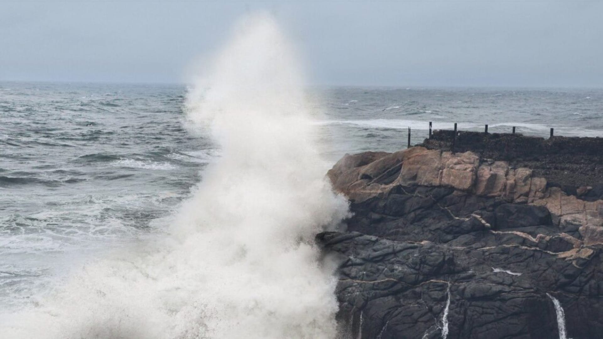 Armada alerta por marejadas peligrosas en la costa chilena para todo el fin de semana