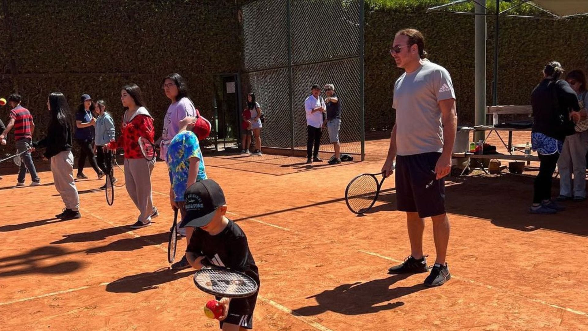 Nicolás Massú compartió con niños en clínica deportiva: Se realizó en medio de Challenger de Concepción