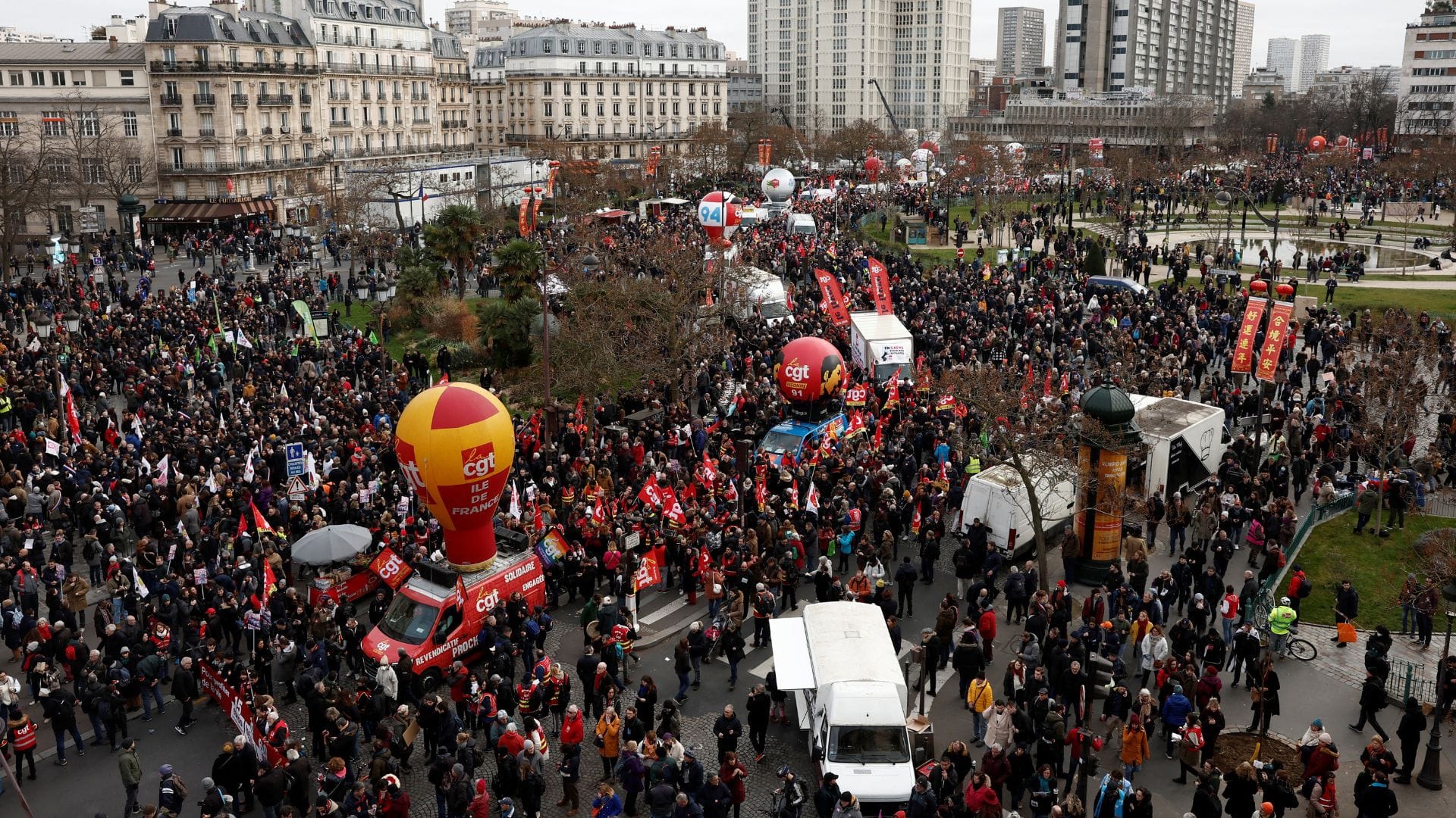 Macron planea que la gente trabaje más tiempo antes de jubilar: Trabajadores en huelga ante reforma de pensiones