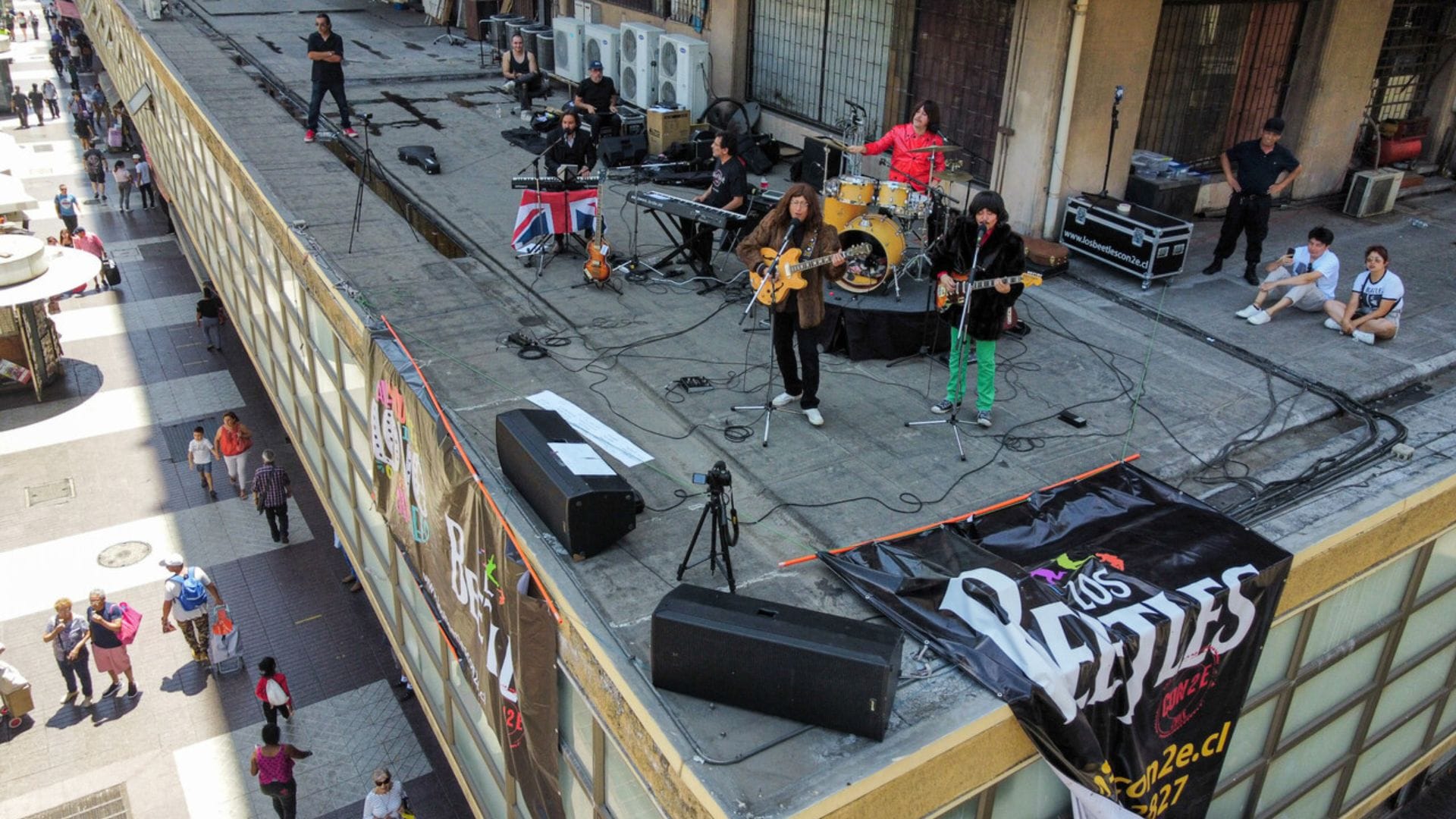 En la azotea y conmemorando histórica fecha: Tributo a The Beatles sorprendió en Plaza de Armas de Santiago