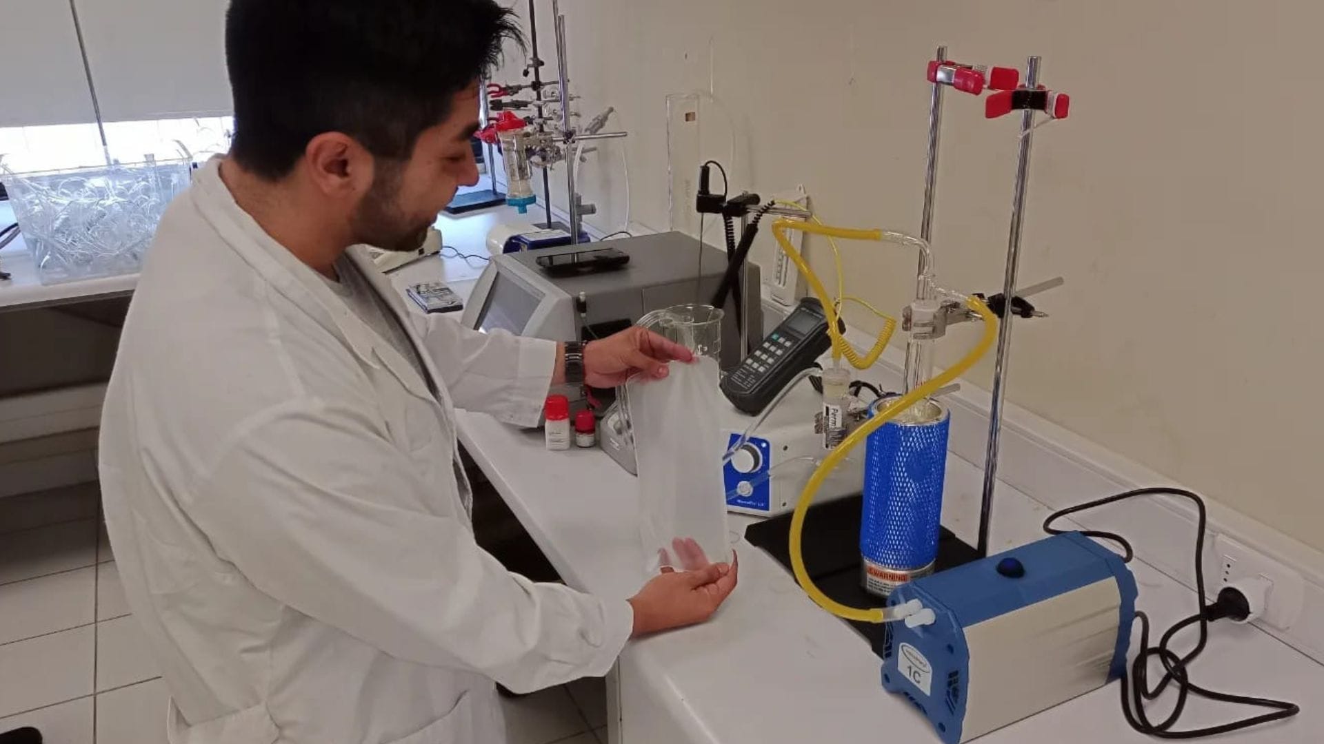 Experto penquista trabaja en membrana capaz de captar aromas de la agroindustria