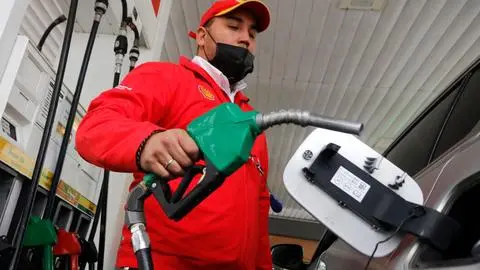 Primera alza de bencinas en el año alcanzará los $28 por litro