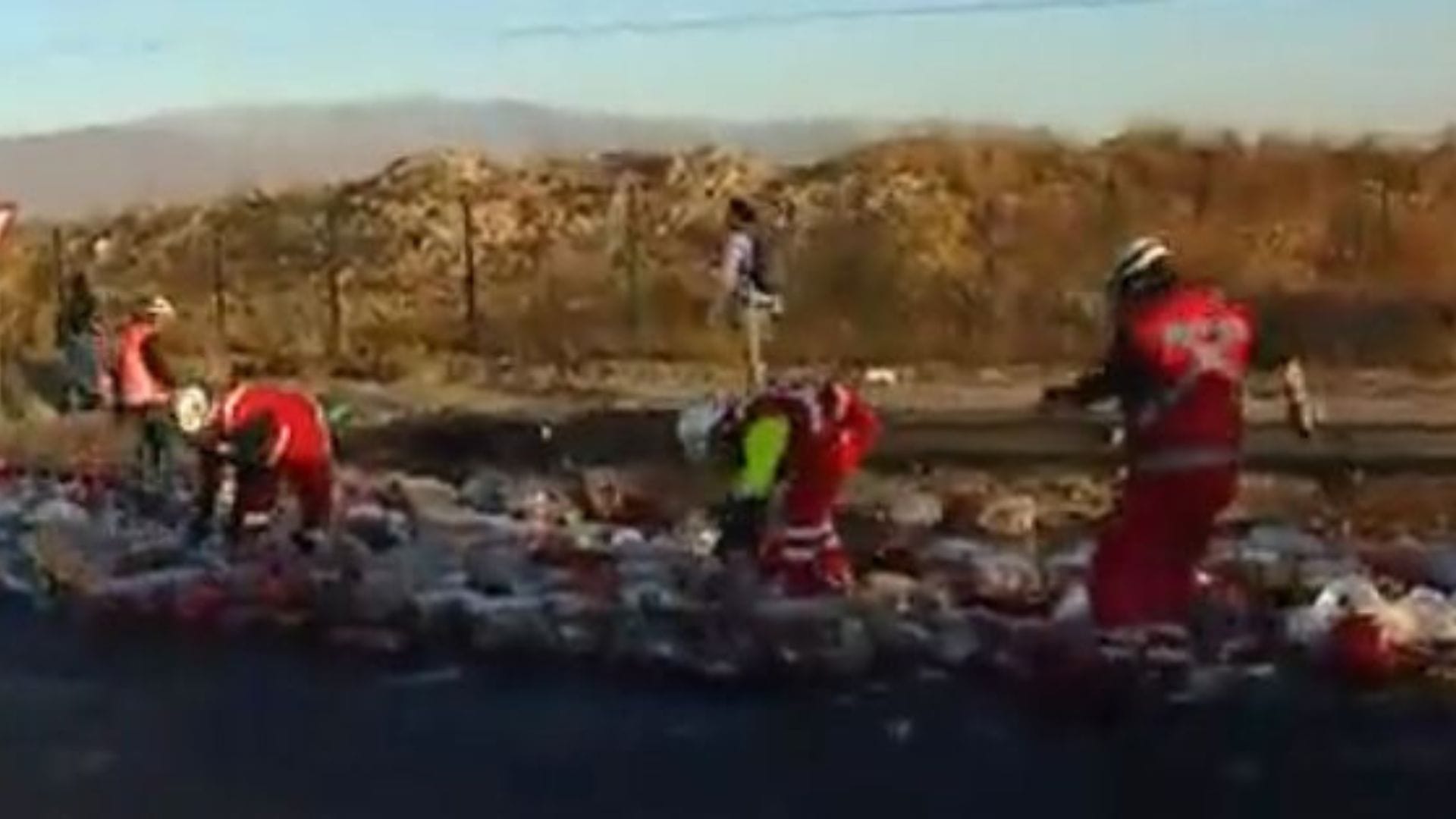 Camión perdió su carga en Pudahuel: Botellas de jugo quedaron desparramadas en el pavimento