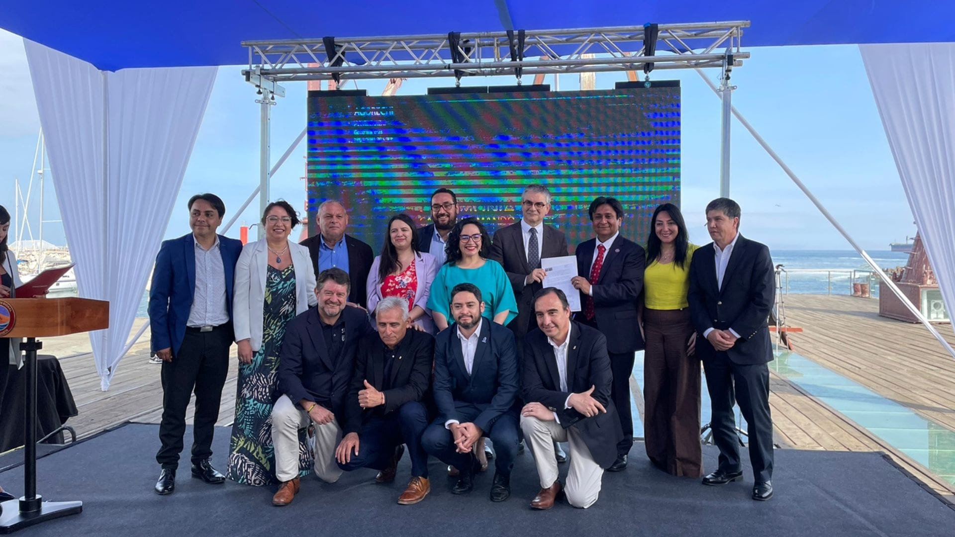Gobernadores y Gobierno firman acuerdo para eliminar al delegado presidencial
