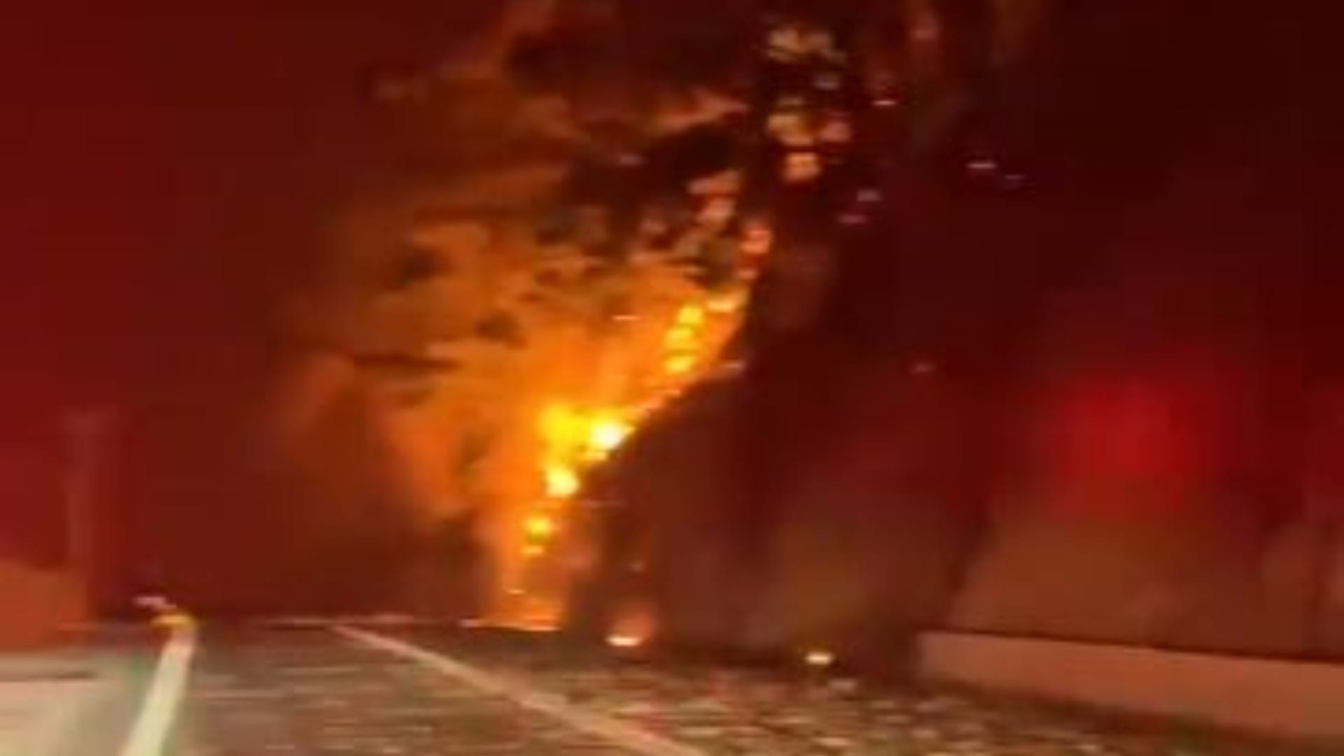 Incendio forestal llegó a la Ruta de la Madera y obligó a suspender el tránsito