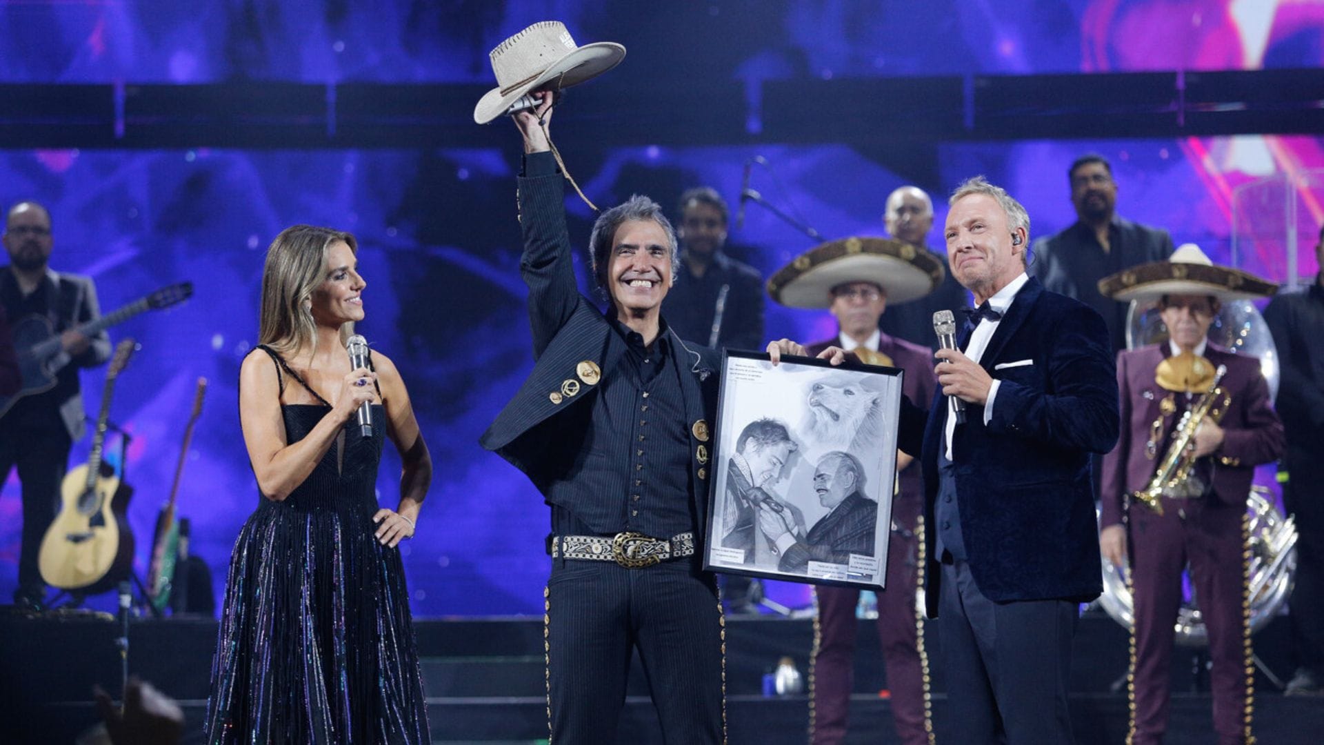 Alejandro Fernández recibió la gaviota de oro y la dedicó a su padre Vicente