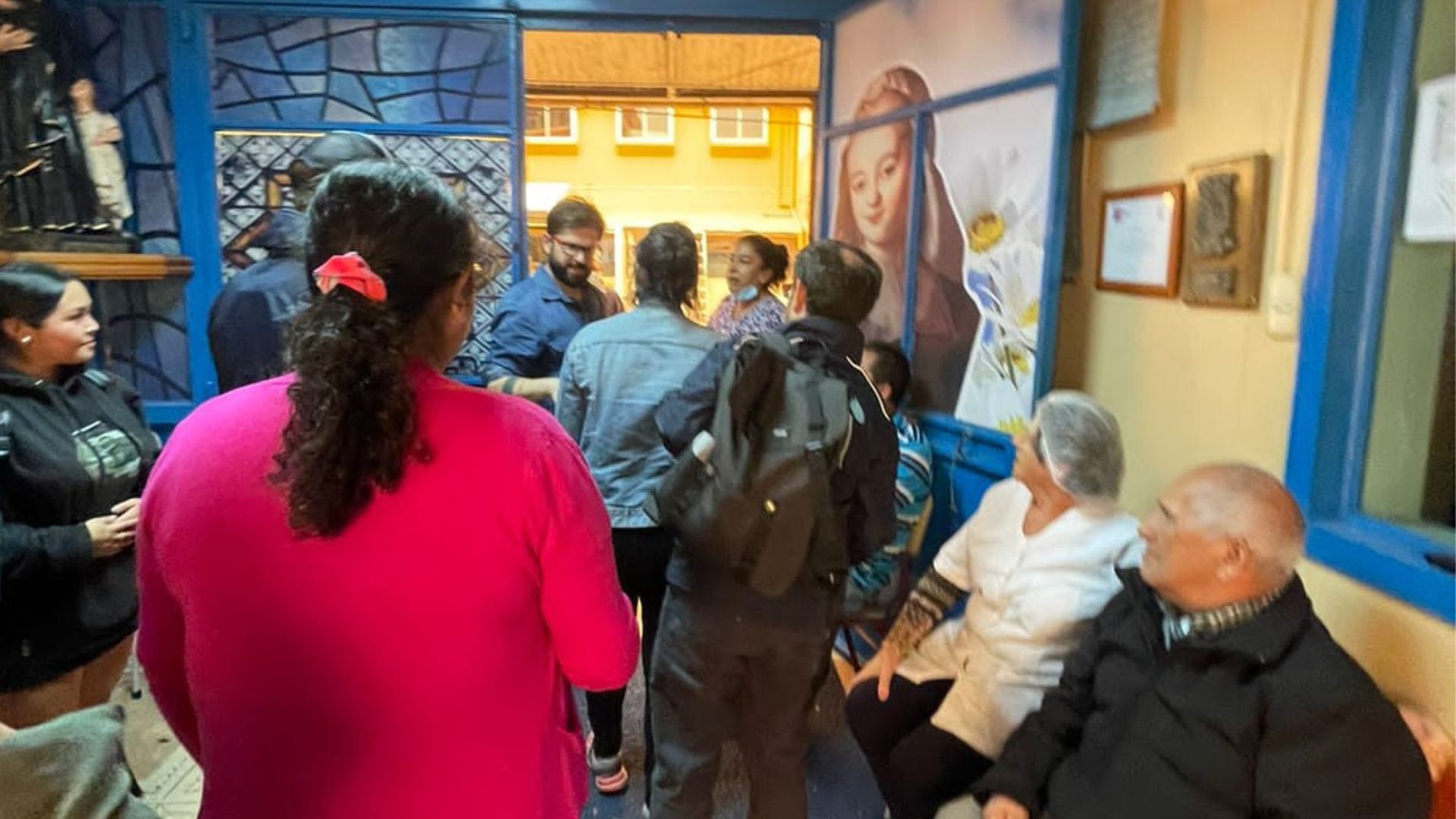 Gabriel Boric visitó albergue donde están adultos mayores evacuados de hogar en Tomé