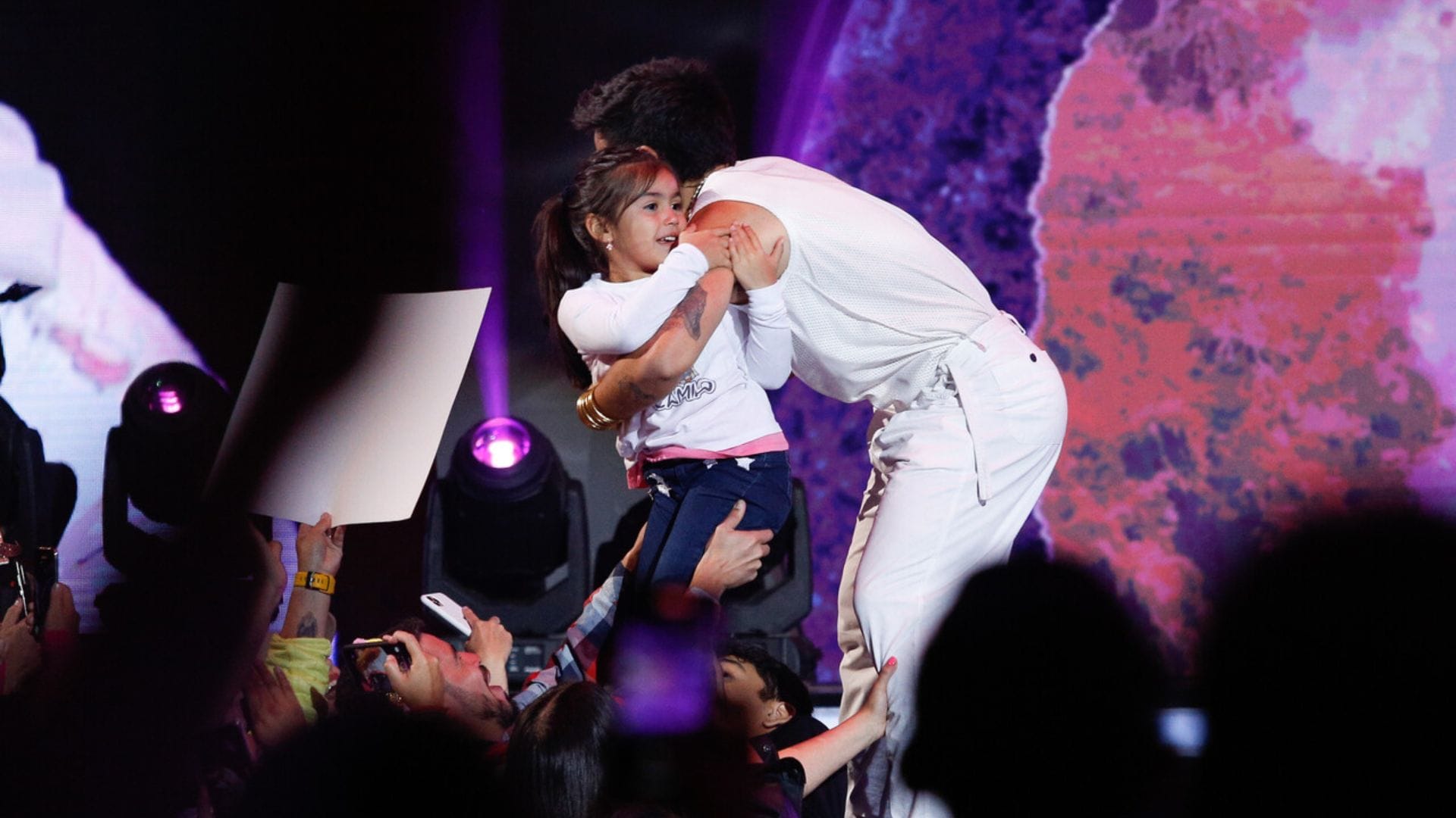 El tierno abrazo entre Camilo y una pequeña fan que se subió al escenario en Viña