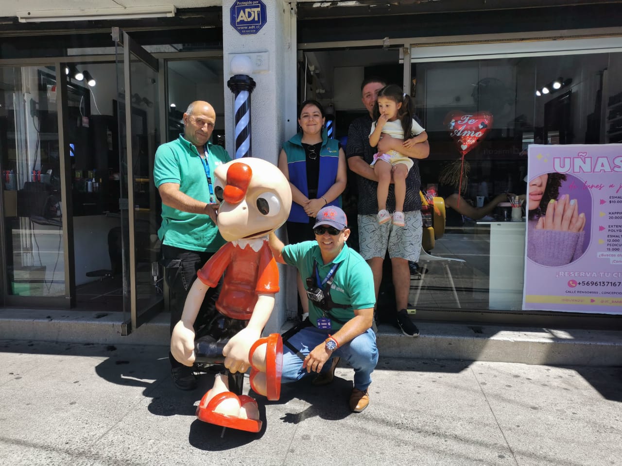 ¡Rescatan a Condorito! Ladrón dejó la estatua tirada y una barbería de Concepción la refugió