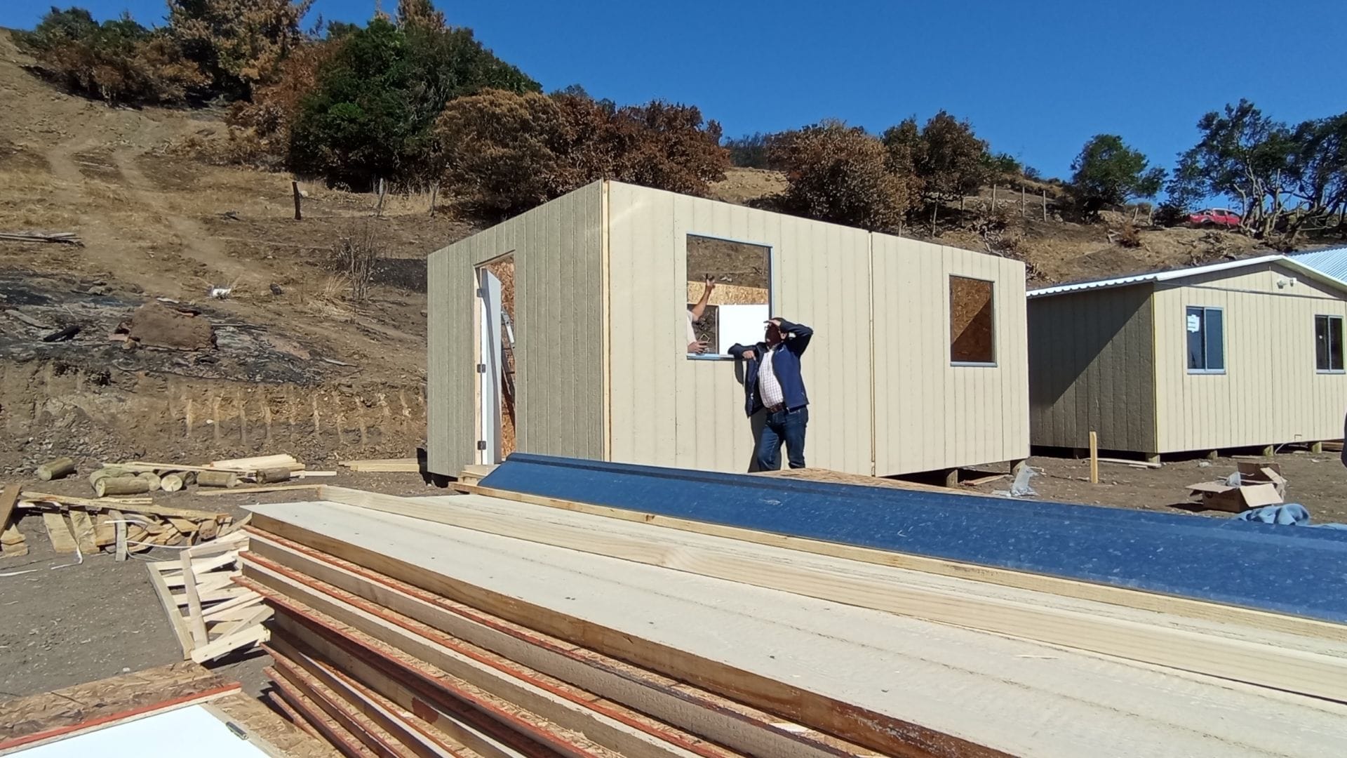 Alcaldes cuestionan lentitud en la instalación de viviendas de emergencias en Región del Biobío