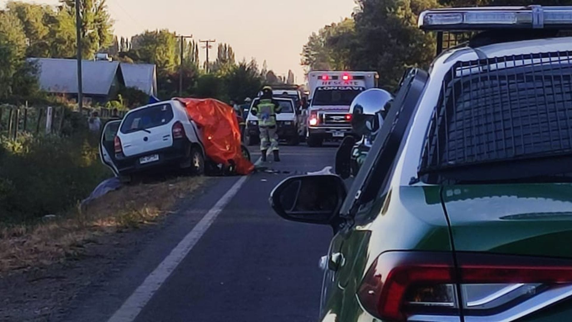 Feroz colisión frontal entre dos vehículos dejó tres muertos y cinco heridos en Longaví
