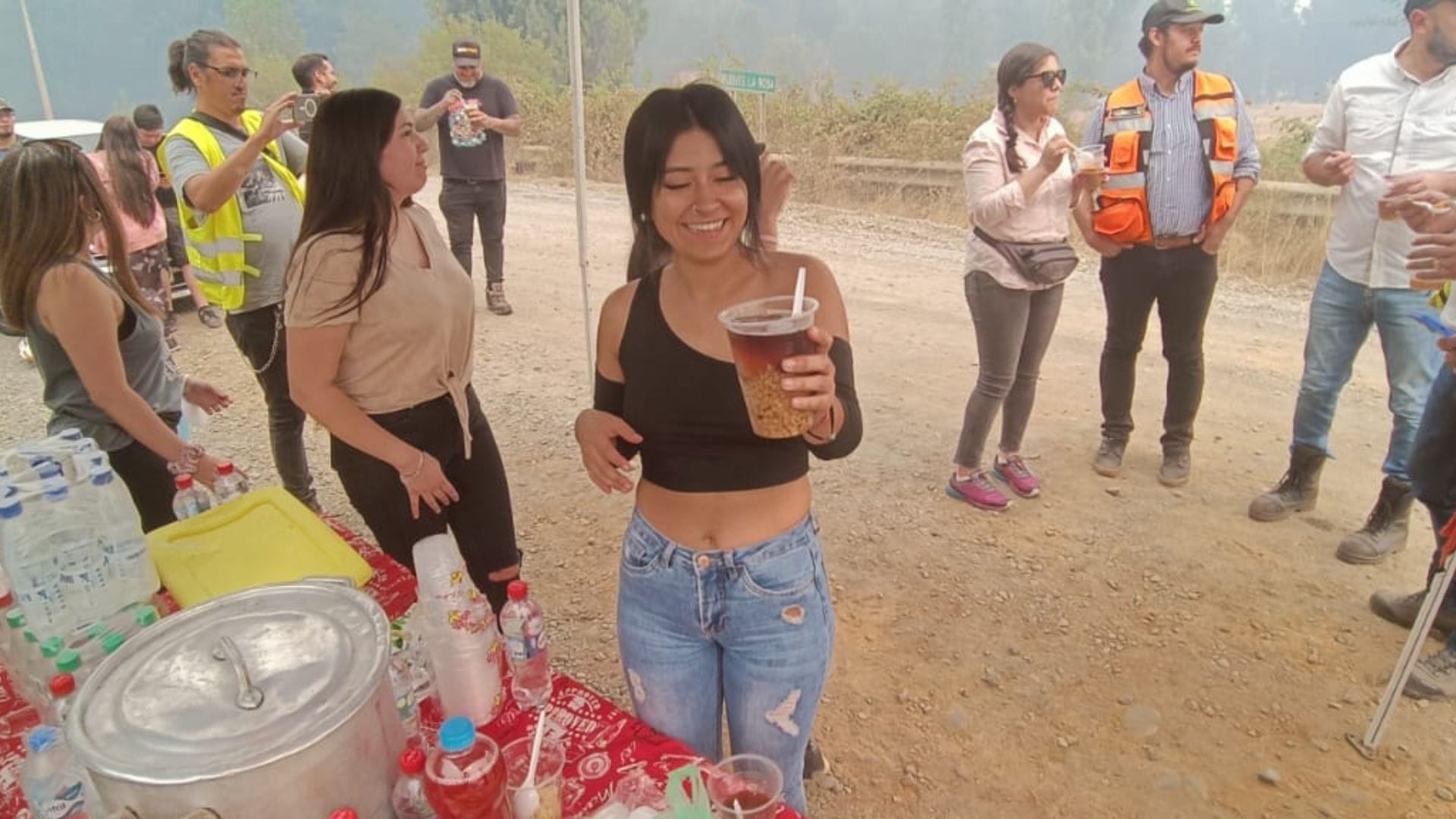 Un noble gesto: Jóvenes brindan alimentación a personas que combaten el fuego en Nacimiento