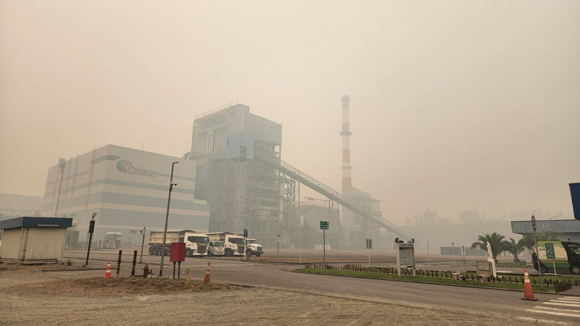 Termoeléctrica Colbún apagó su planta en Coronel: Fuego de incendio llegó a estar 480 metros de distancia