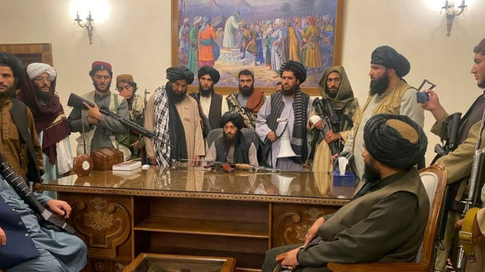 Talibanes prohíben el uso de anticonceptivos: “Son una conspiración occidental”