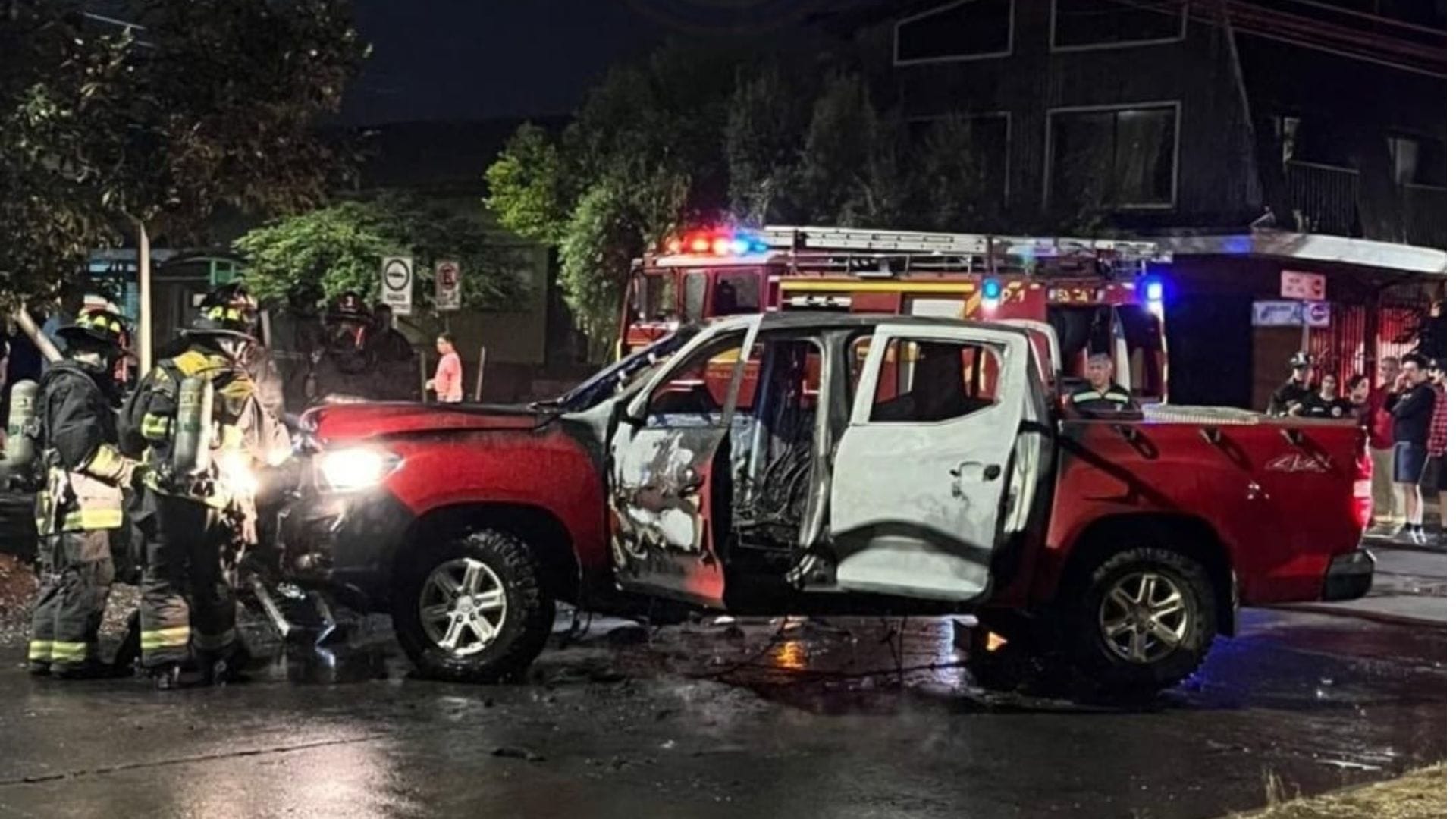 Atentado en Collipulli: Desconocidos incendiaron camioneta de brigadista y dejaron mensaje alusivo a la causa mapuche