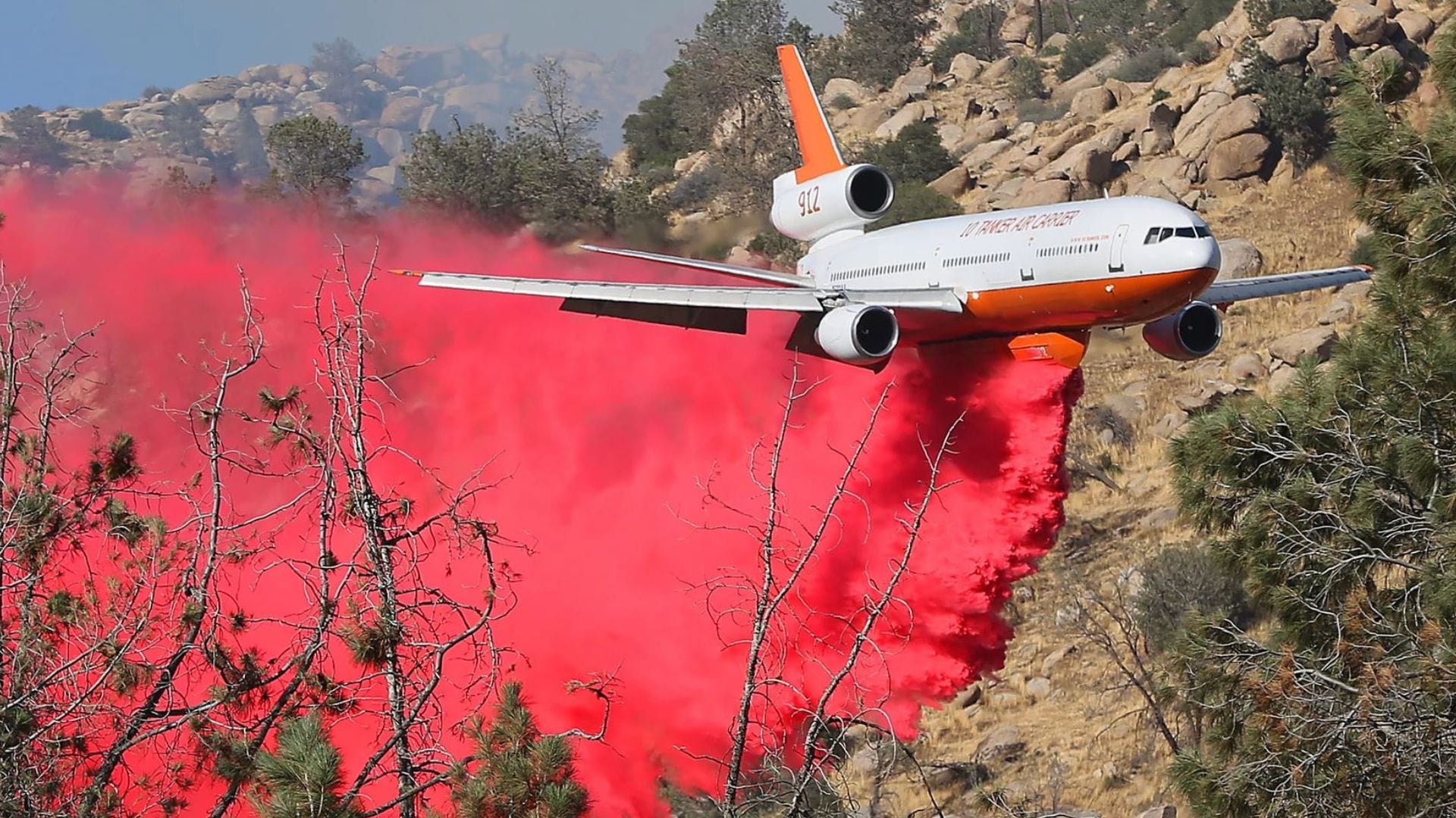 El Ten Tanker ya llegó a Chile: El avión que almacena hasta 36 mil litros de agua