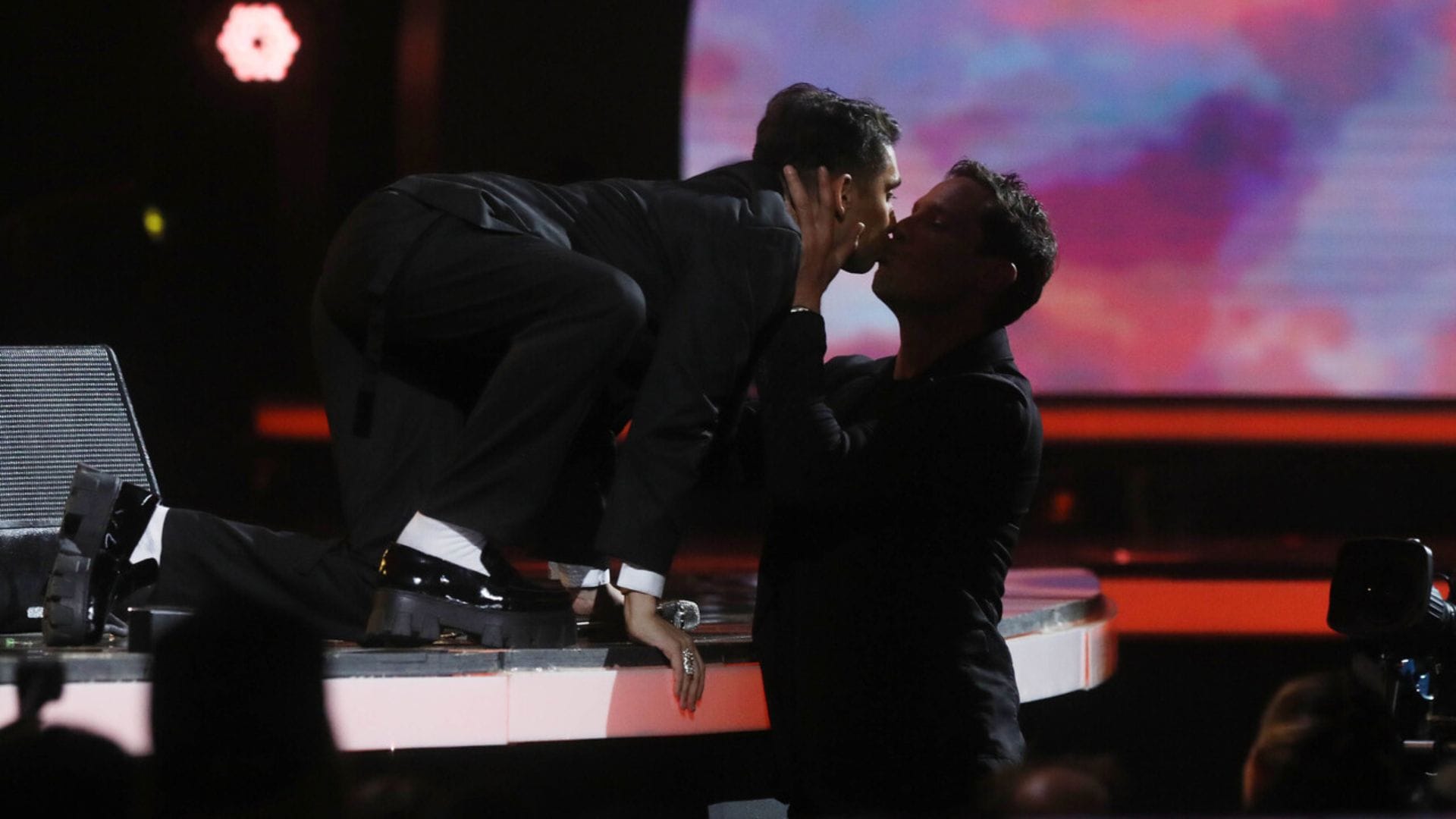 “Me contagió el poder…”: El inesperado beso entre Fabrizio Copano y Gonzalo Valenzuela en Viña