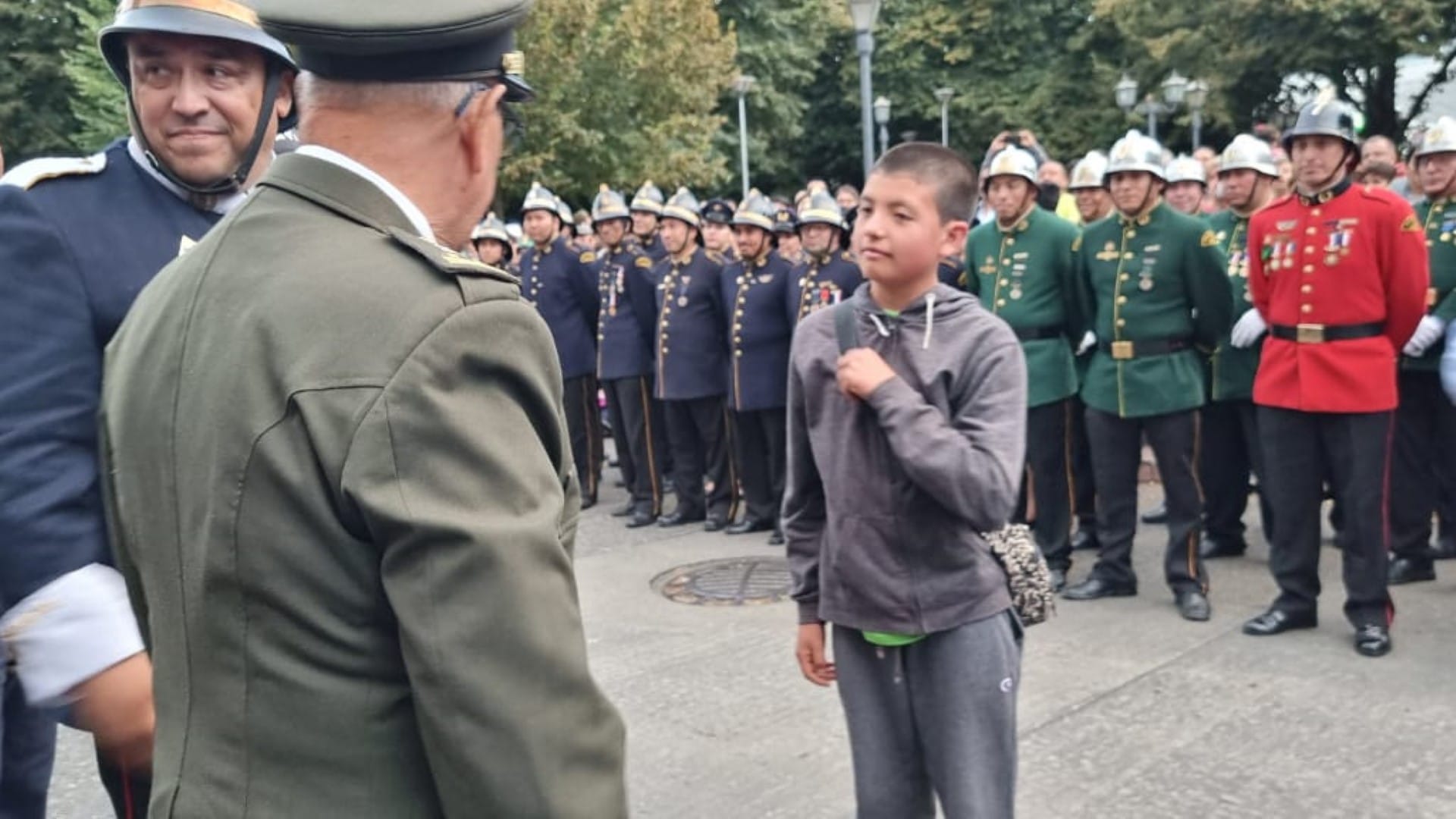 “¡Gracias Lucas!”: Bomberos homenajea a niño que trasladó voluntarios en bote para combatir incendio