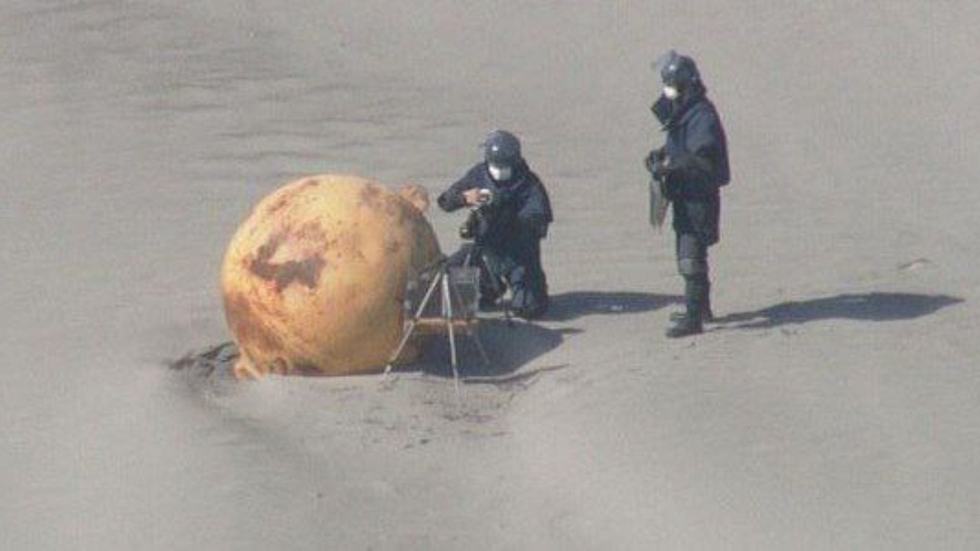 Extraña bola de metal apareció en una playa de Japón