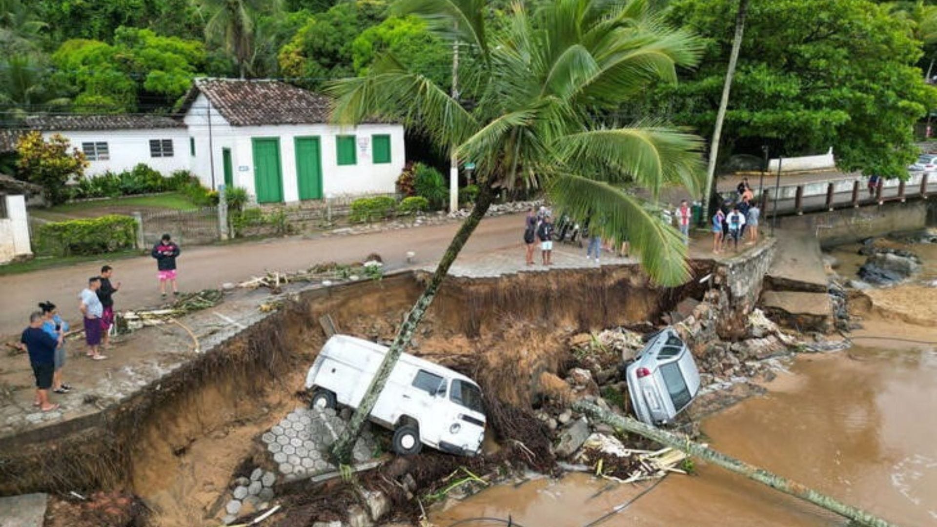 Lluvias torrenciales dejan al menos 44 muertos y miles de desplazados en Brasil