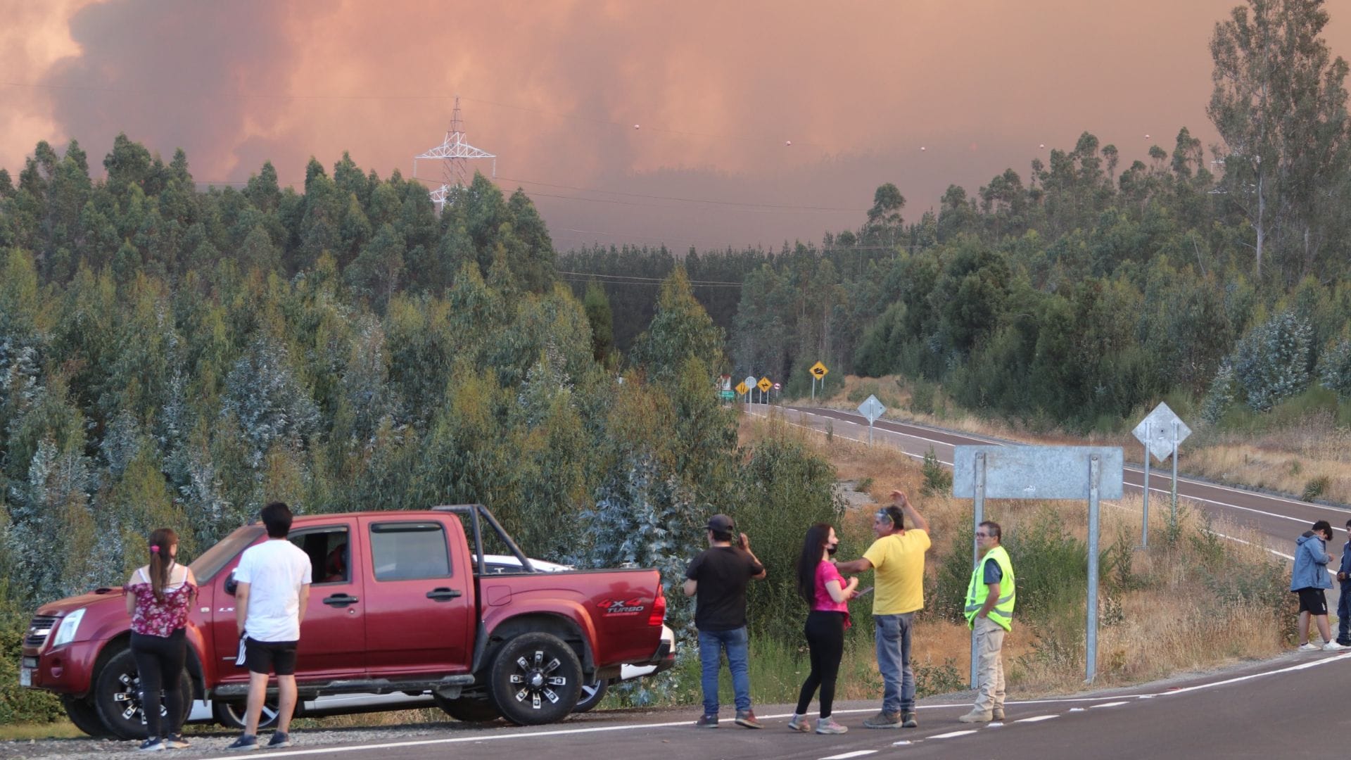 Efecto zigzag: Así avanza el incendio forestal “Santa Ana” en Coronel