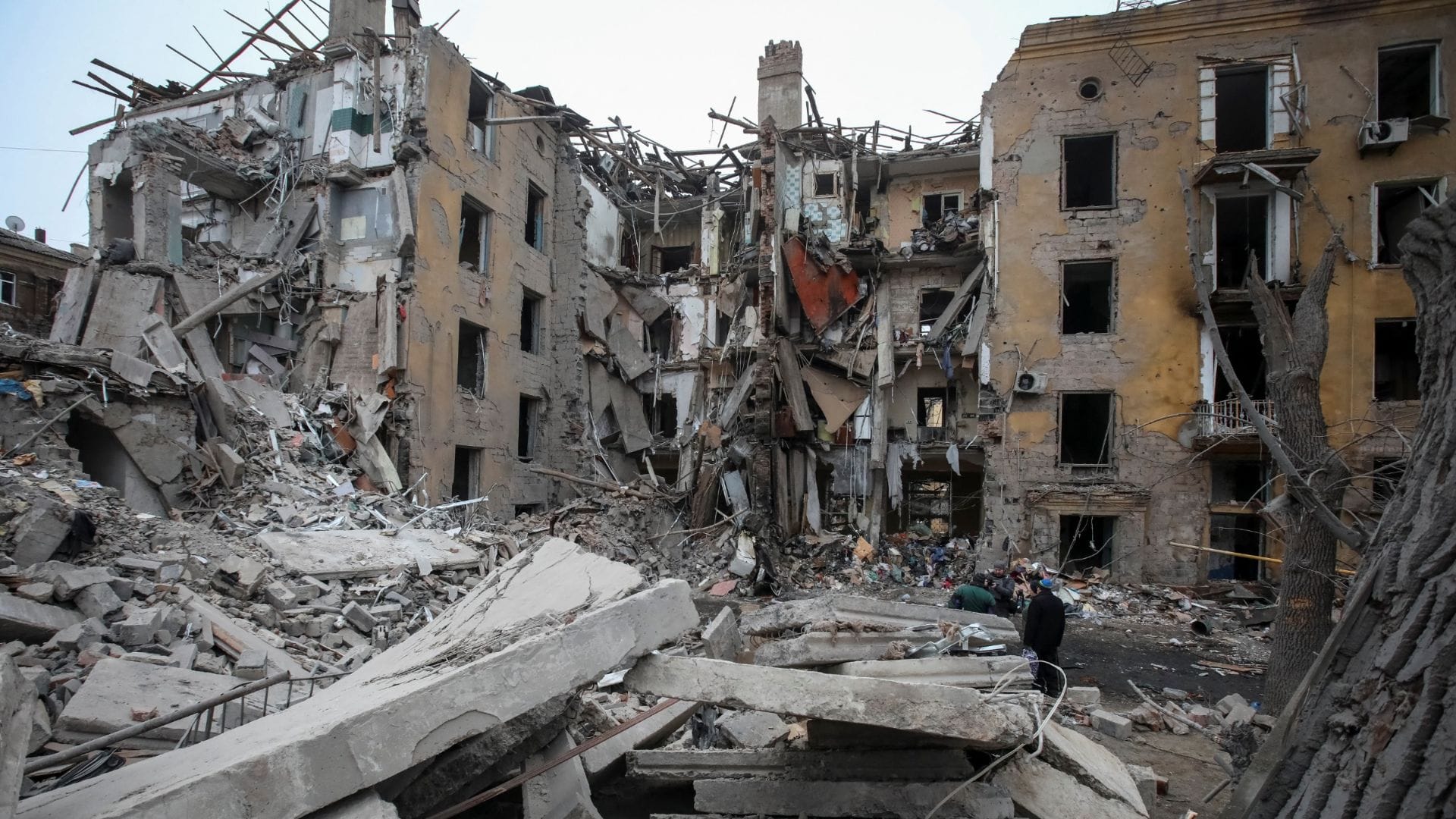 Misil destruyó edificios de departamentos en Ucrania dejando al menos 3 muertos y decenas de heridos