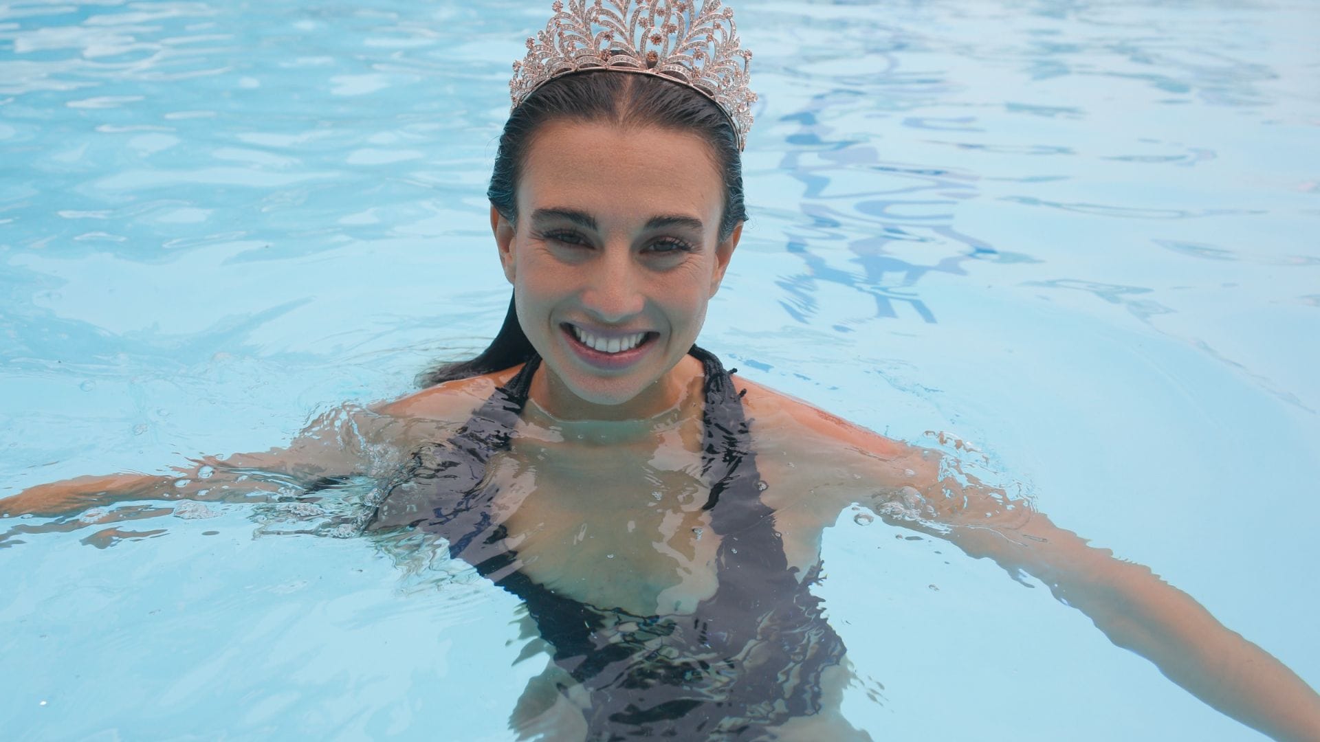 Lució traje de baño hecho con redes de pesca: Así fue el piscinazo de Tita Ureta como embajadora de Viña 2023