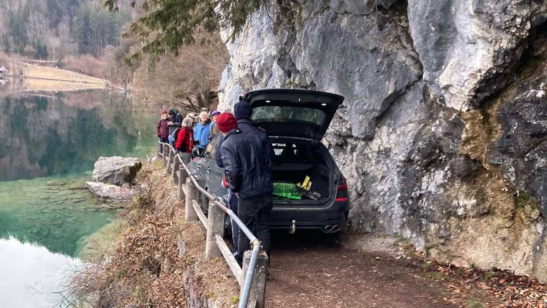Por hacerle caso al GPS e ignorar señaléticas: Familia quedó atrapada en su vehículo entre las rocas y un lago