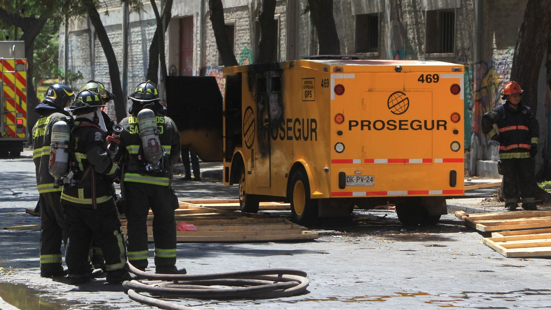 Sujetos roban e incendian camión de transporte de valores en el centro de Santiago