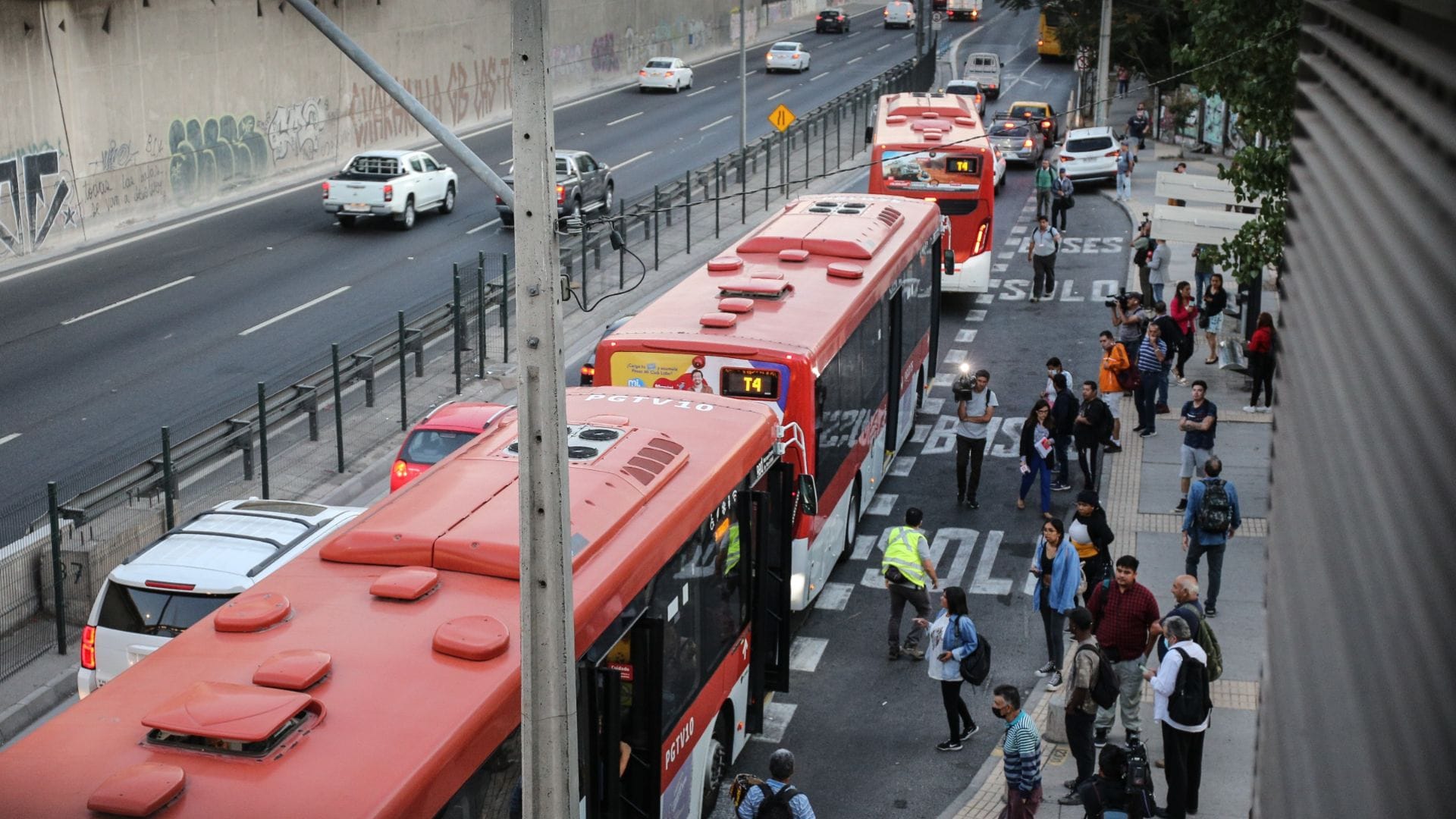 Metro de Santiago suspende su servicio en toda la línea 6